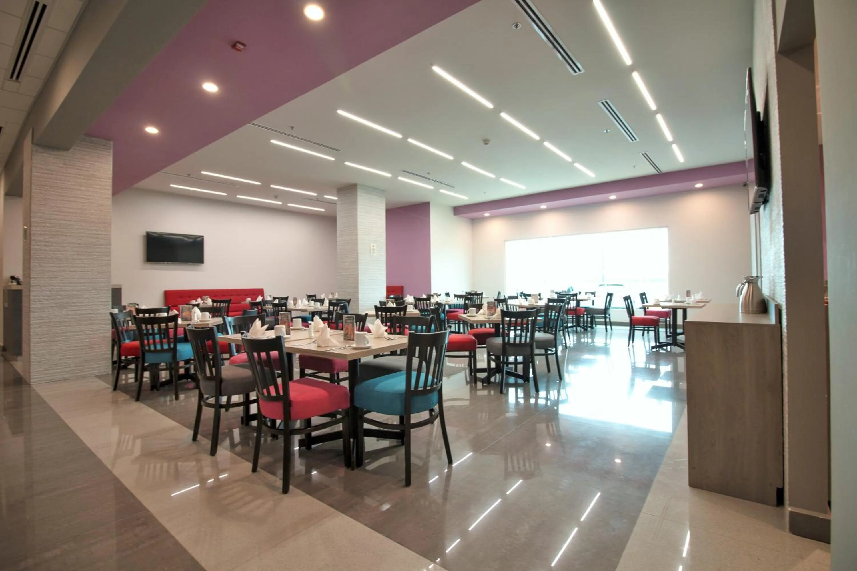 Restaurant/places to eat in CHN Hotel Monterrey Aeropuerto, Trademark by Wyndham