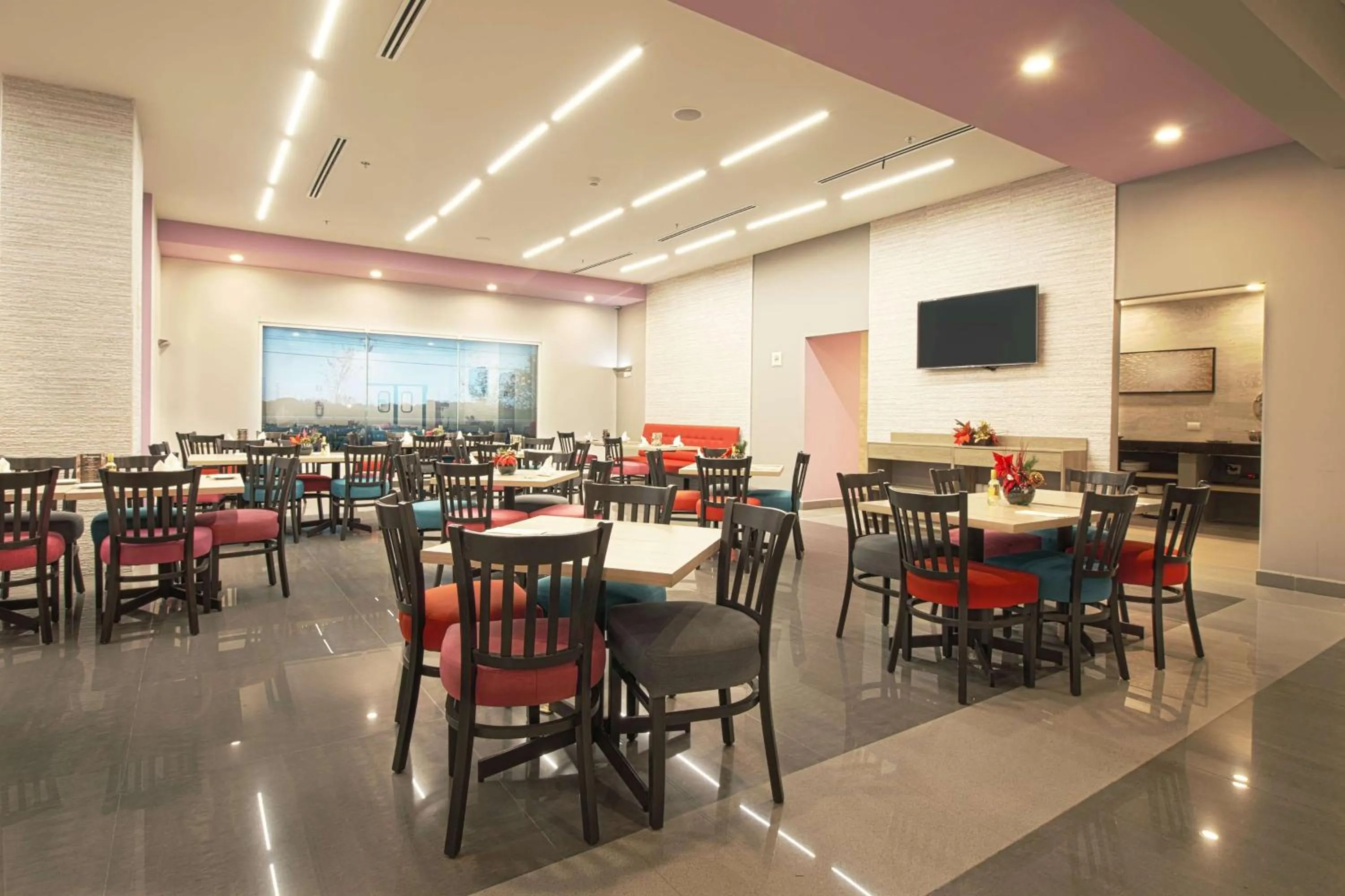 Restaurant/places to eat in CHN Hotel Monterrey Aeropuerto, Trademark by Wyndham