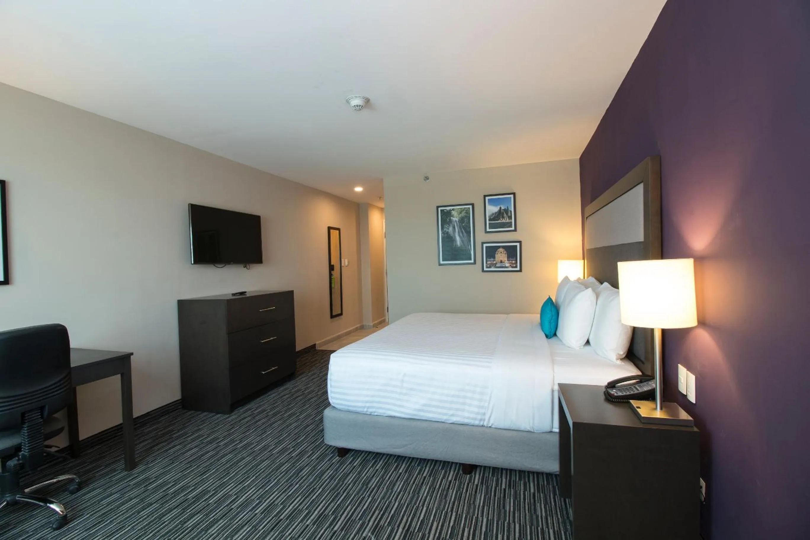 Photo of the whole room, Bed in CHN Hotel Monterrey Aeropuerto, Trademark by Wyndham