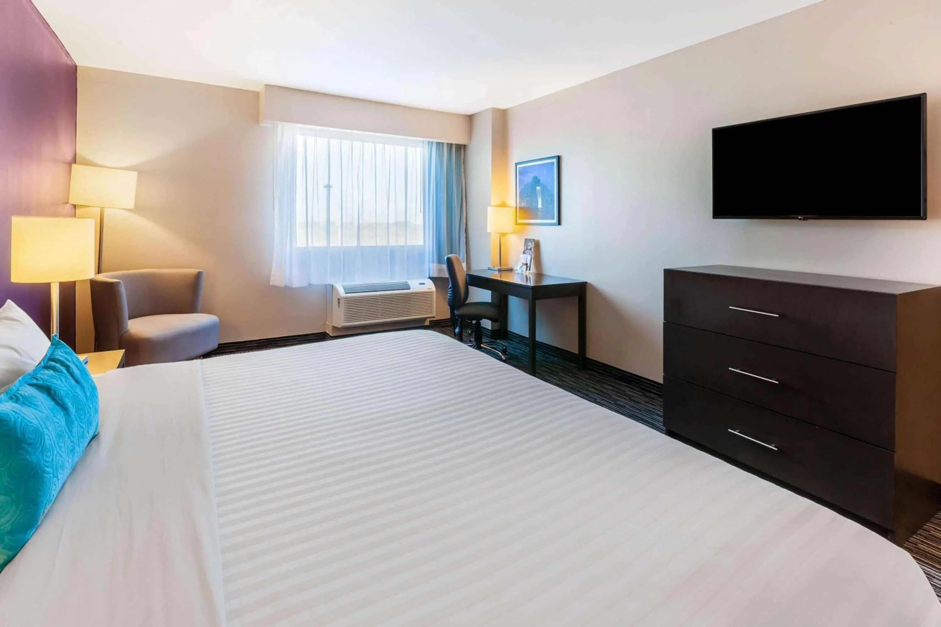 Photo of the whole room, Bed in CHN Hotel Monterrey Aeropuerto, Trademark by Wyndham