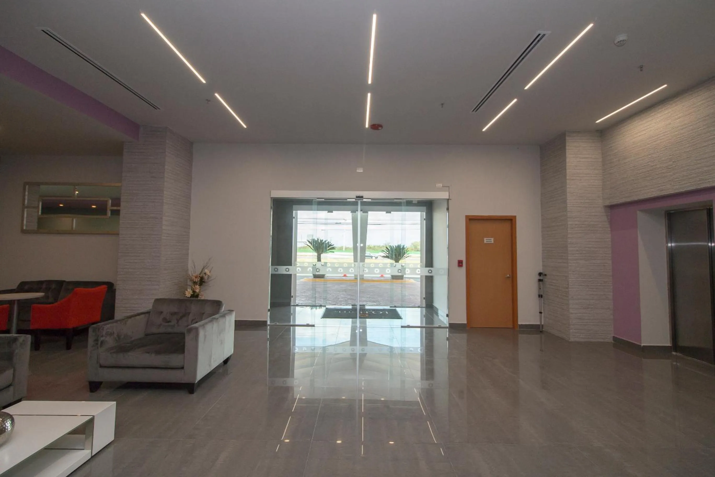 Facade/entrance in CHN Hotel Monterrey Aeropuerto, Trademark by Wyndham