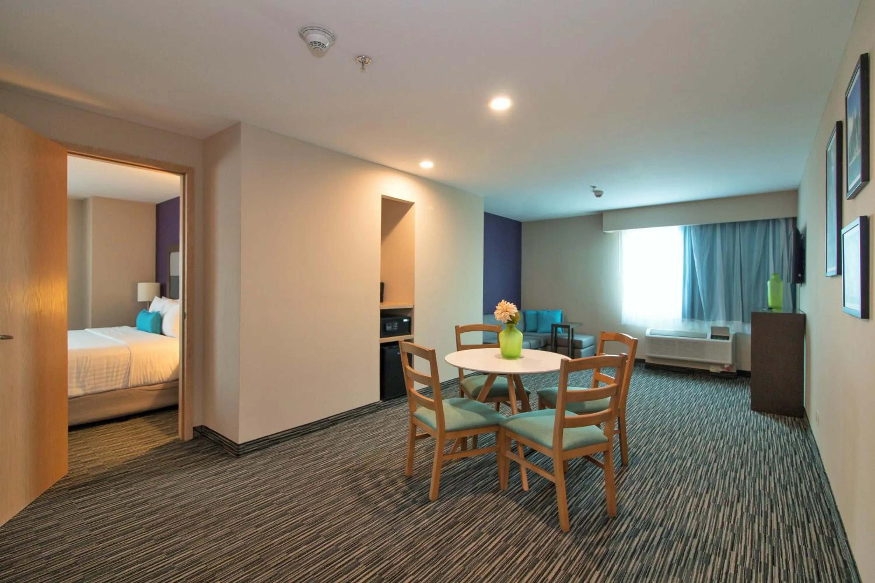 Photo of the whole room, Bed in CHN Hotel Monterrey Aeropuerto, Trademark by Wyndham