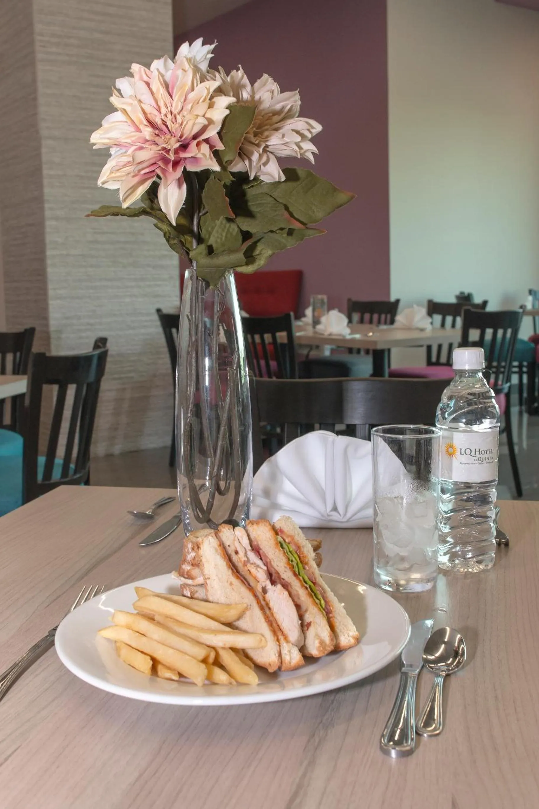 Food and drinks in CHN Hotel Monterrey Aeropuerto, Trademark by Wyndham