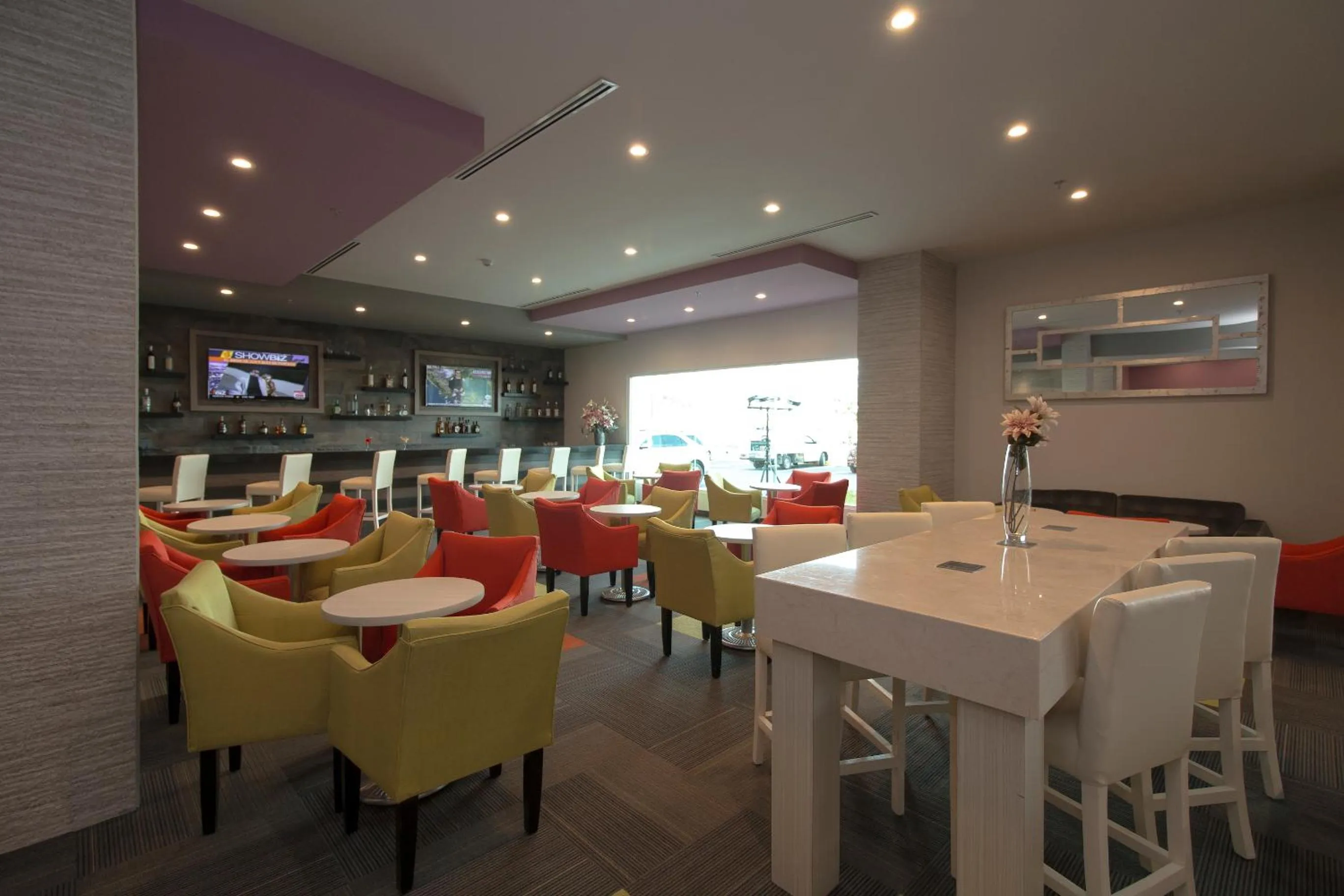 Lounge or bar in CHN Hotel Monterrey Aeropuerto, Trademark by Wyndham