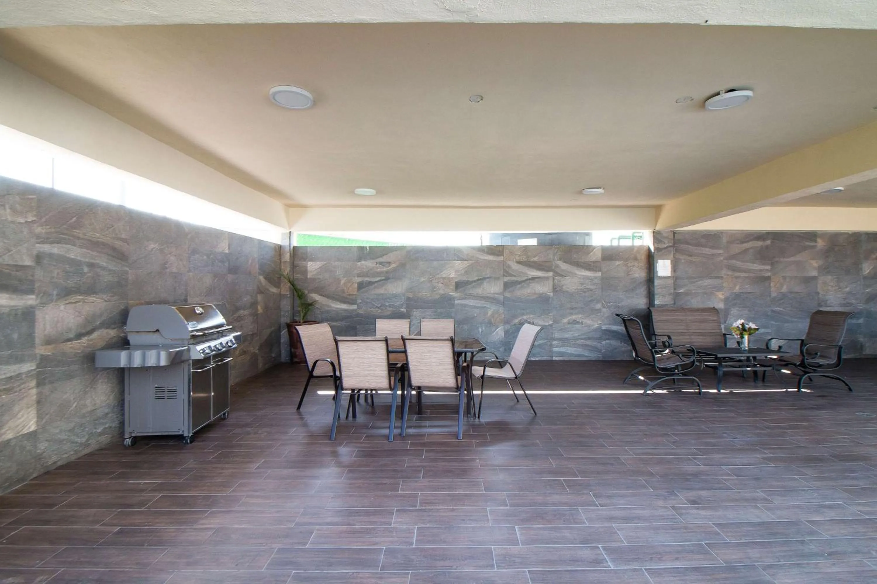 Restaurant/places to eat in CHN Hotel Monterrey Aeropuerto, Trademark by Wyndham