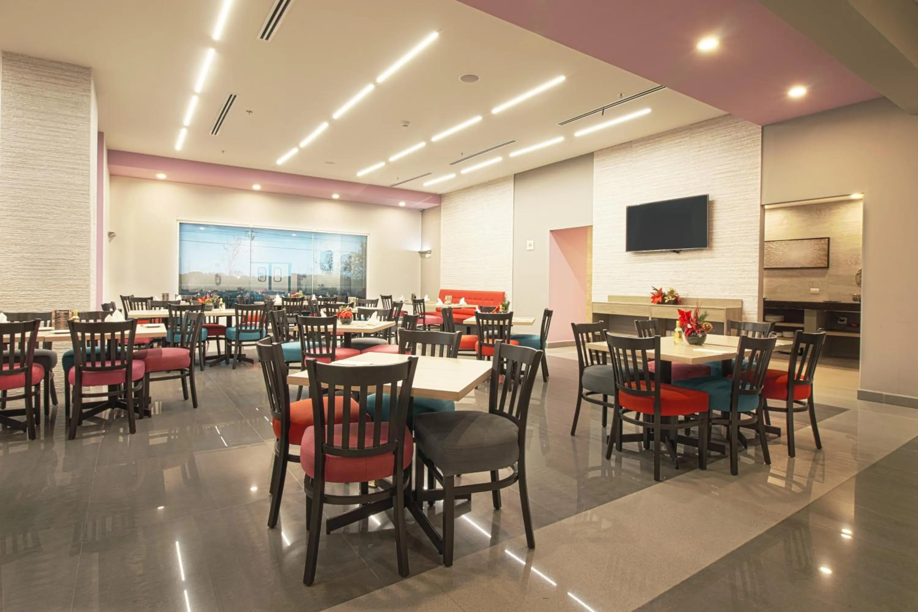 Meals in CHN Hotel Monterrey Aeropuerto, Trademark by Wyndham
