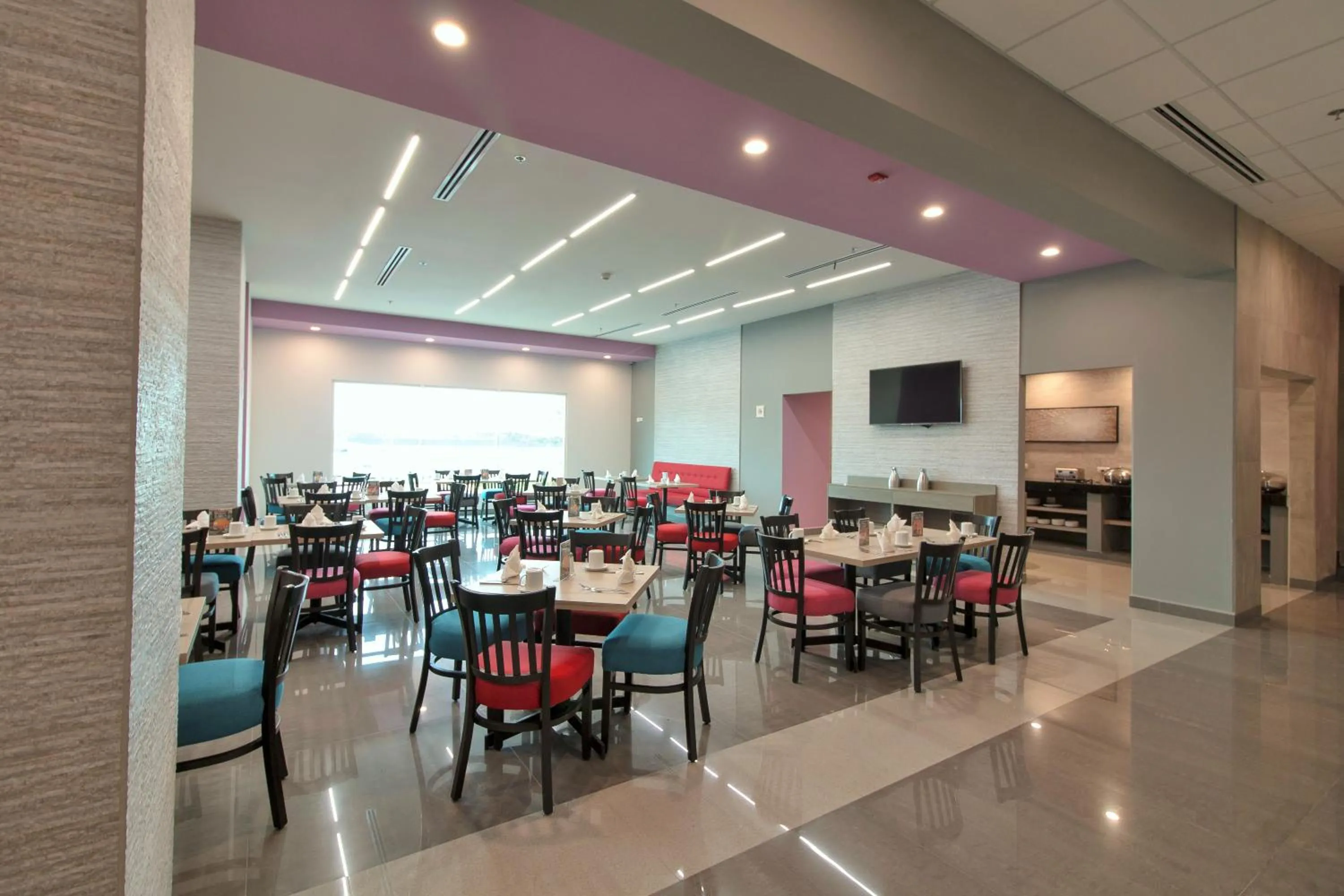 Meals in CHN Hotel Monterrey Aeropuerto, Trademark by Wyndham