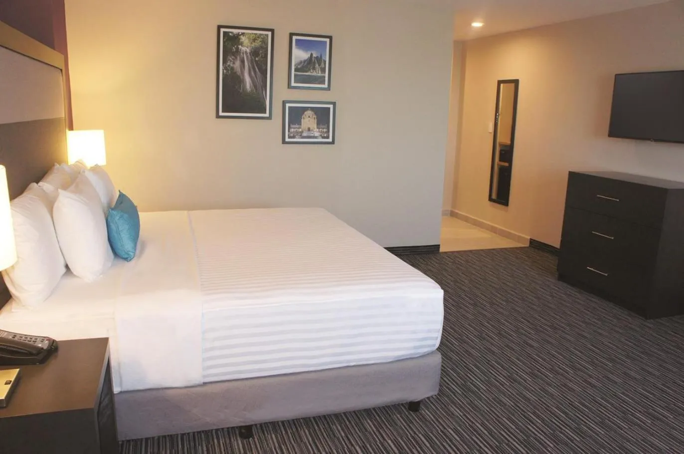 Photo of the whole room, Bed in CHN Hotel Monterrey Aeropuerto, Trademark by Wyndham