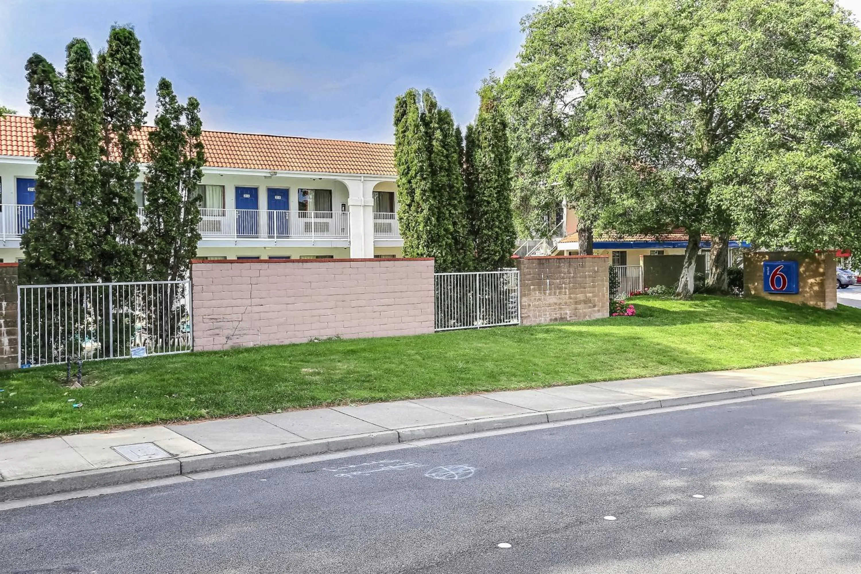 Property building in Motel 6-Pinole, CA