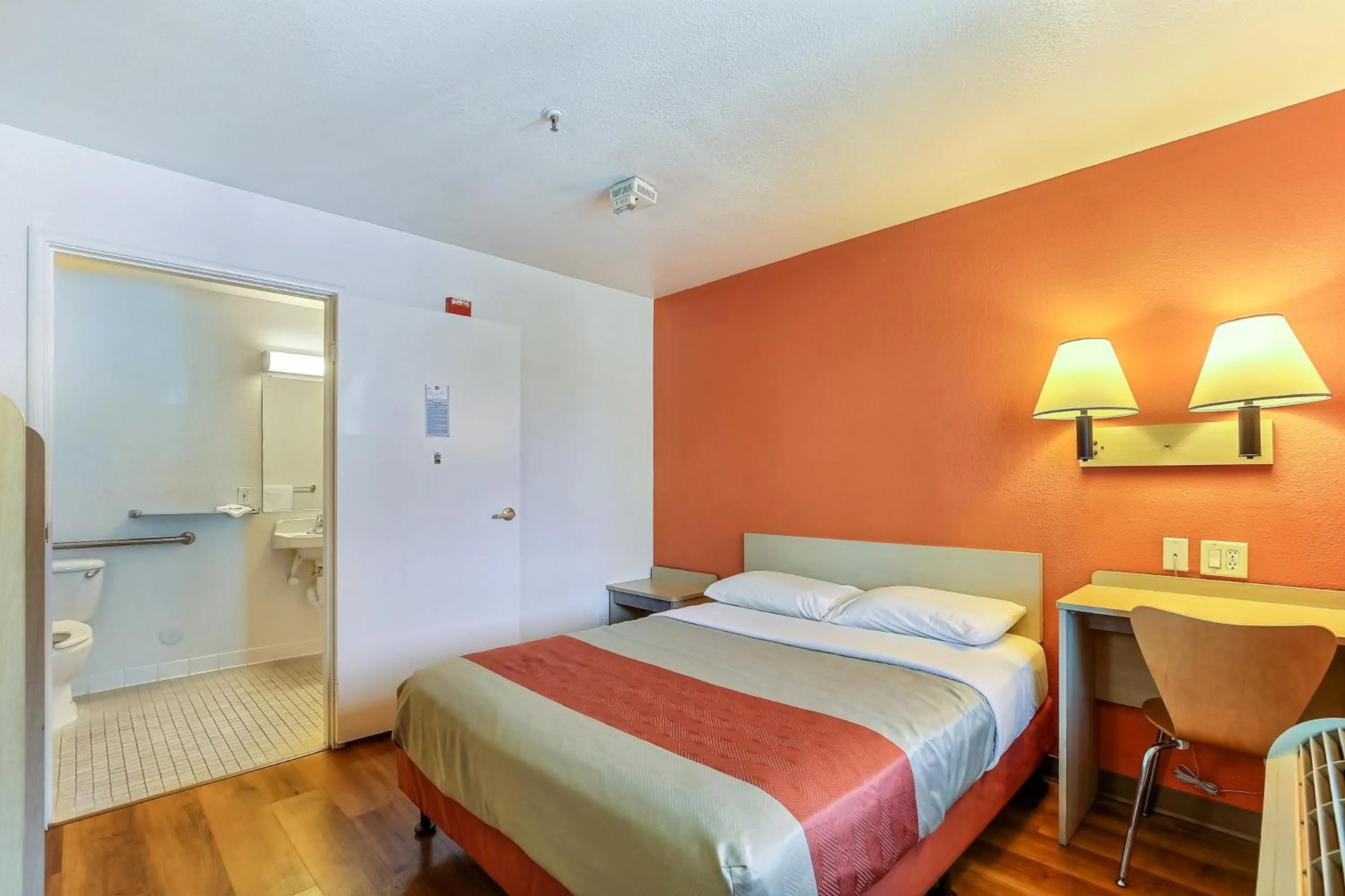 Bathroom, Bed in Motel 6-Pinole, CA