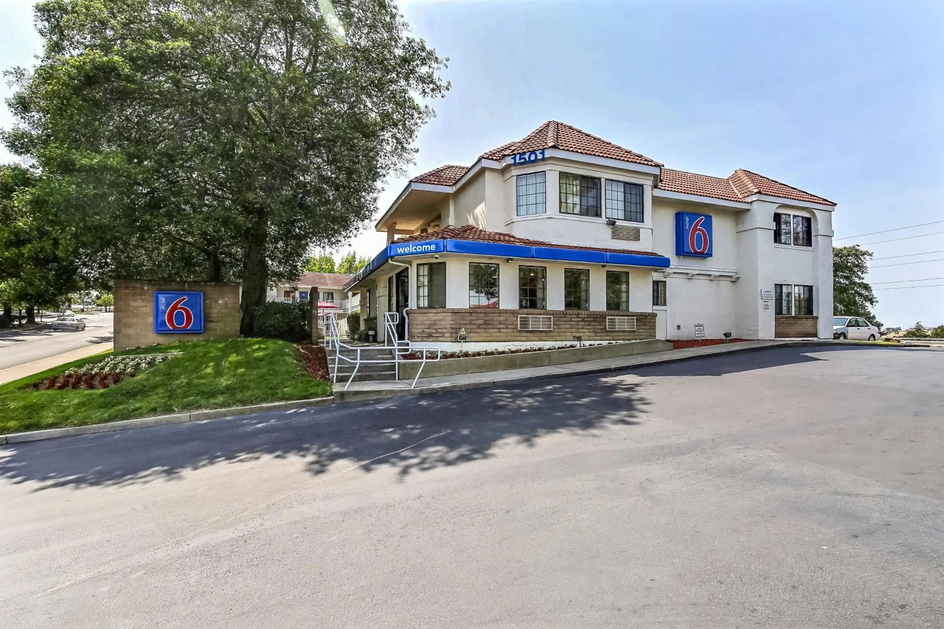 Property building in Motel 6-Pinole, CA