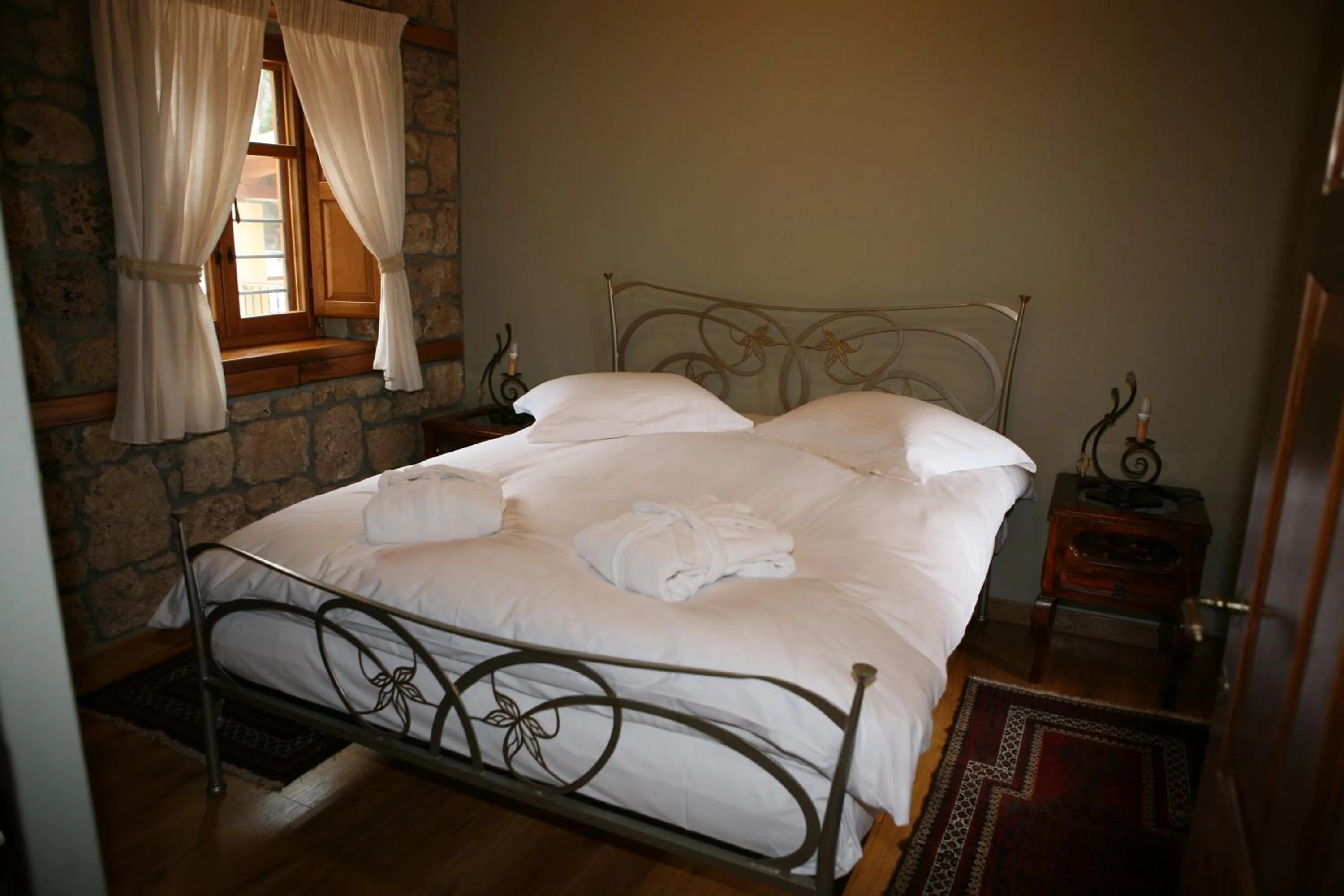 Bedroom, Bed in Roes Suites