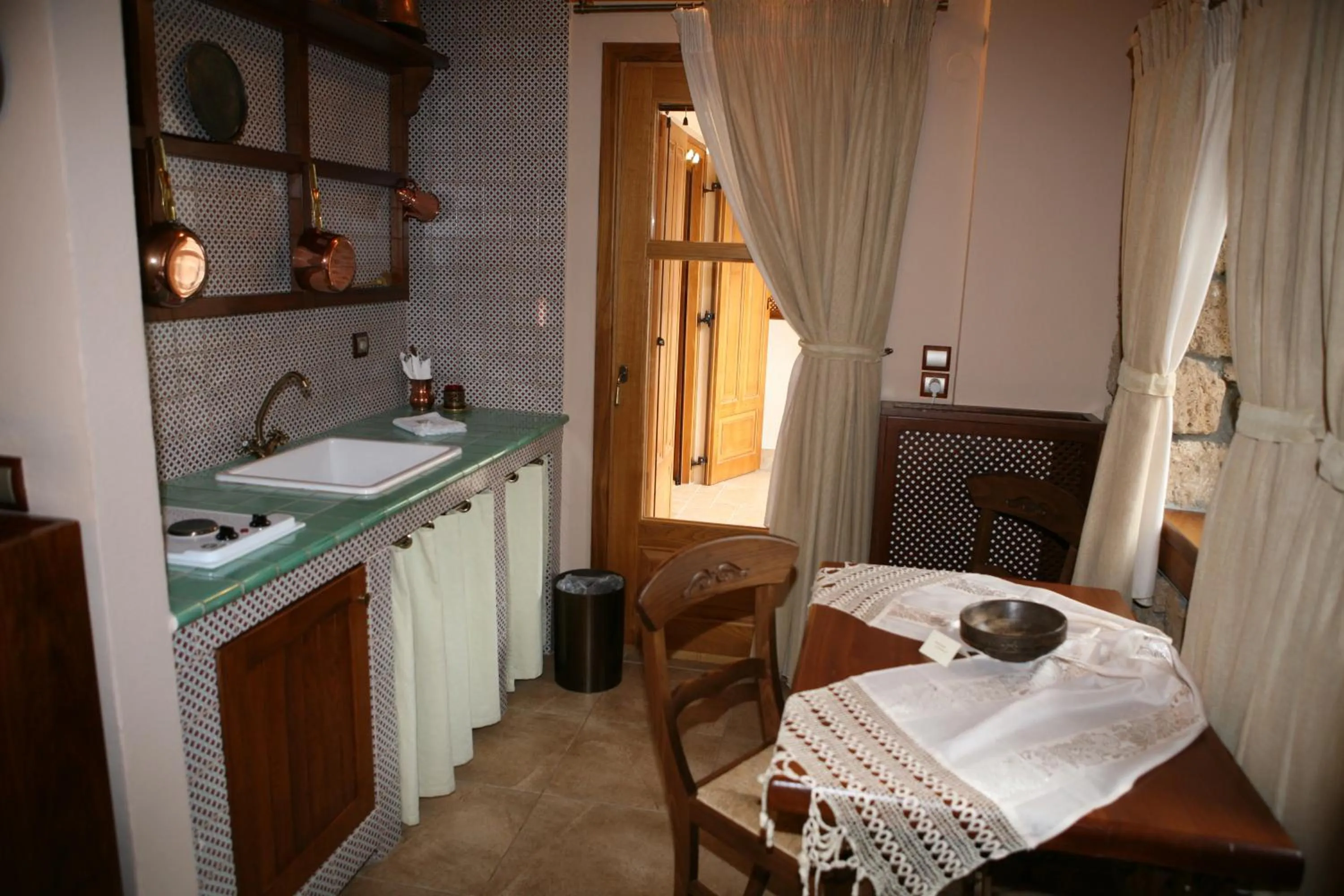 Kitchen or kitchenette in Roes Suites