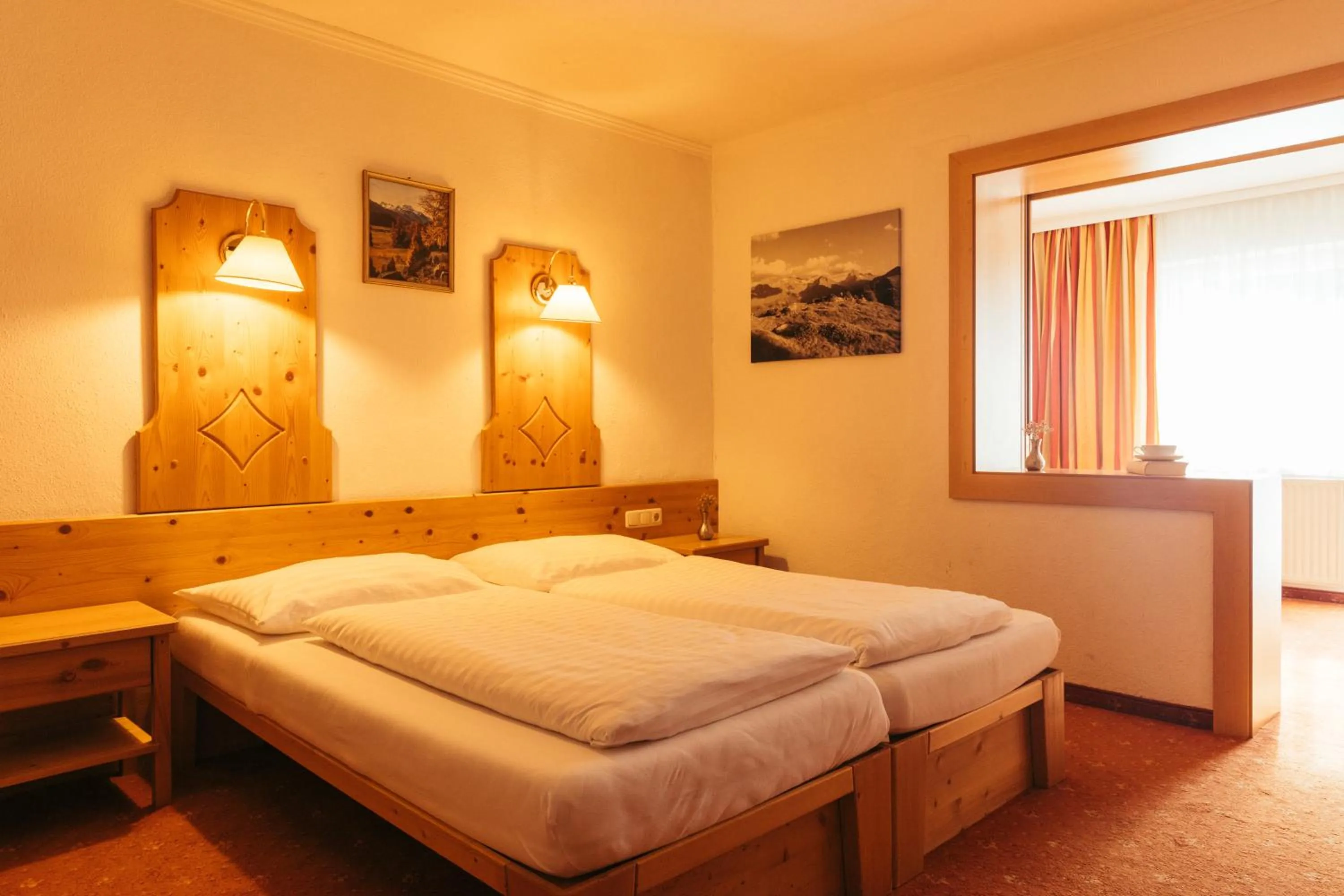 Living room, Bed in Hotel Nassereinerhof