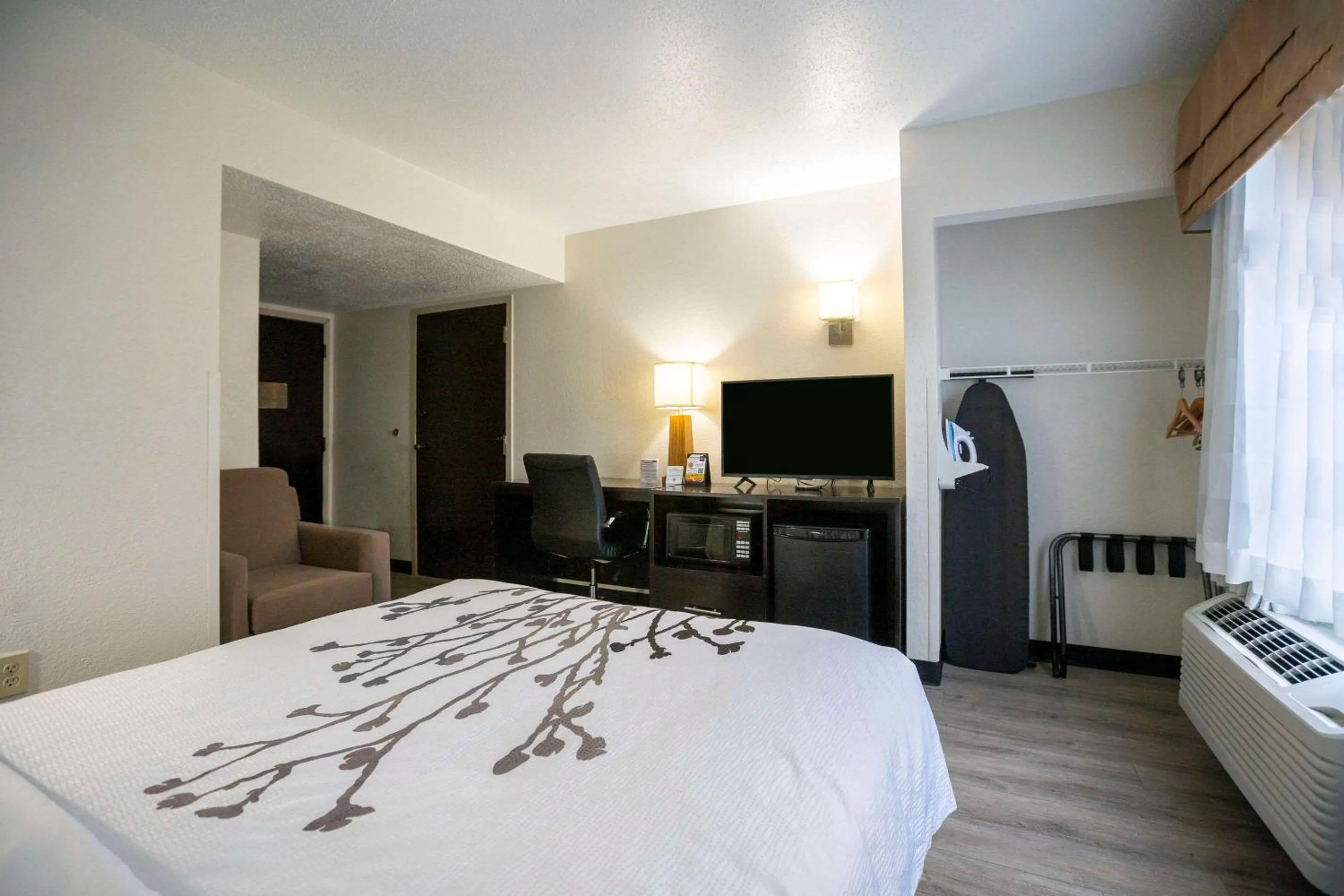 Bedroom, Bed in Sleep Inn Myrtle Beach near Outlets