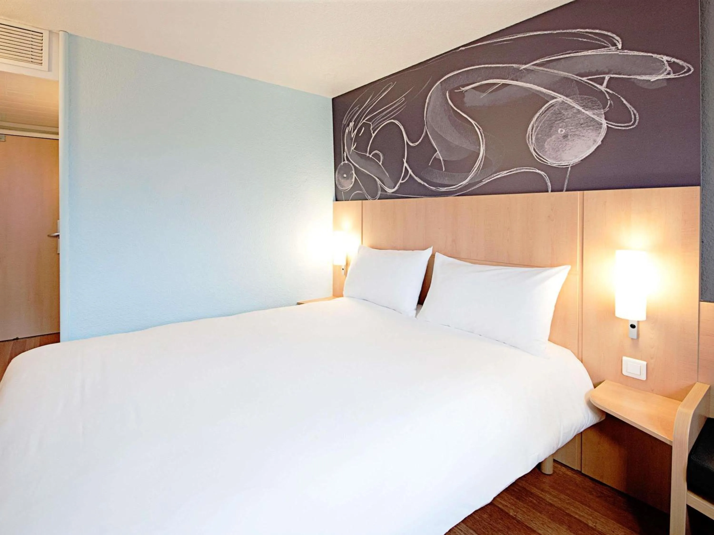 Bedroom, Bed in Ibis Barcelona Meridiana