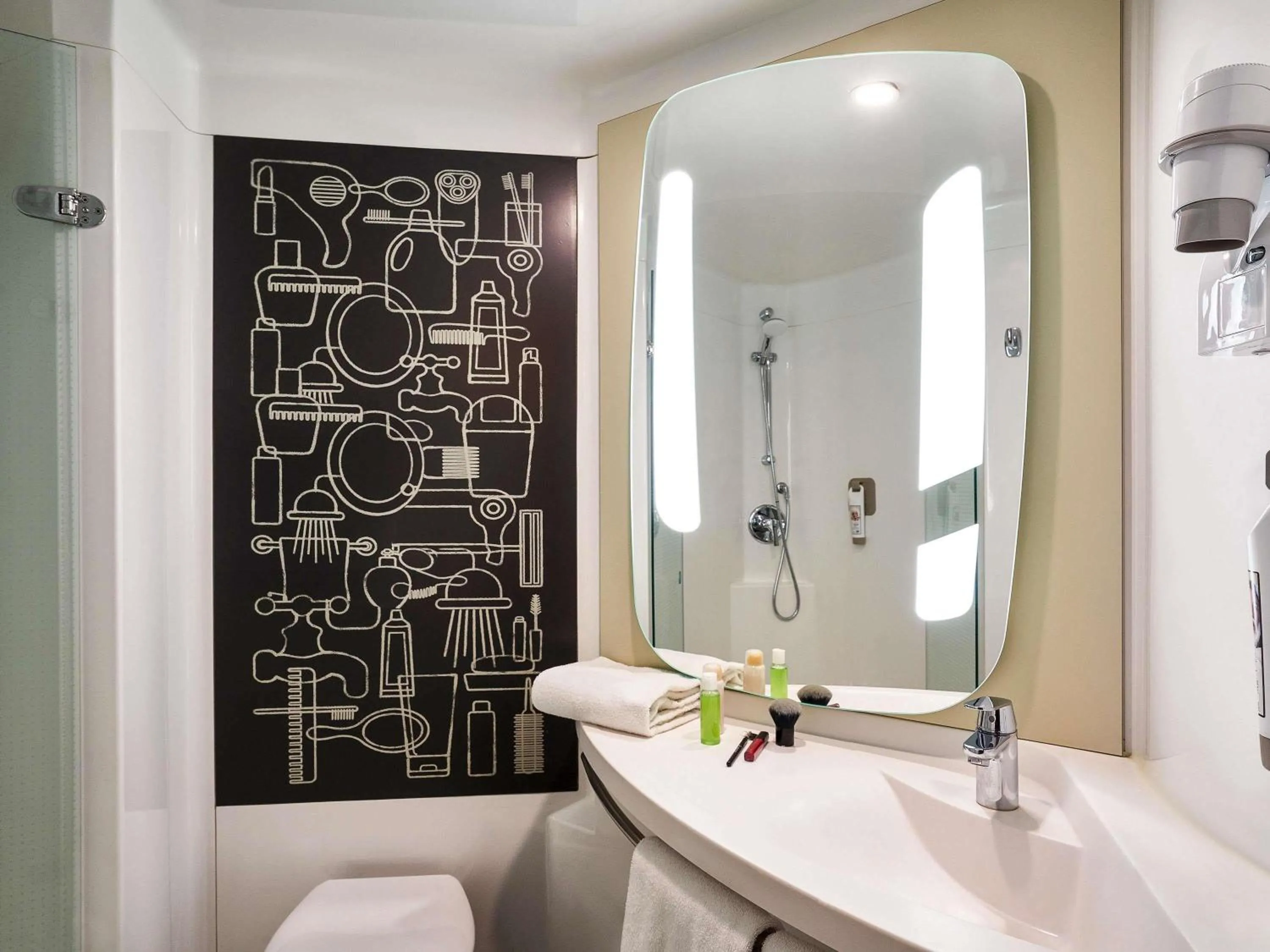 Bedroom in Ibis Barcelona Meridiana