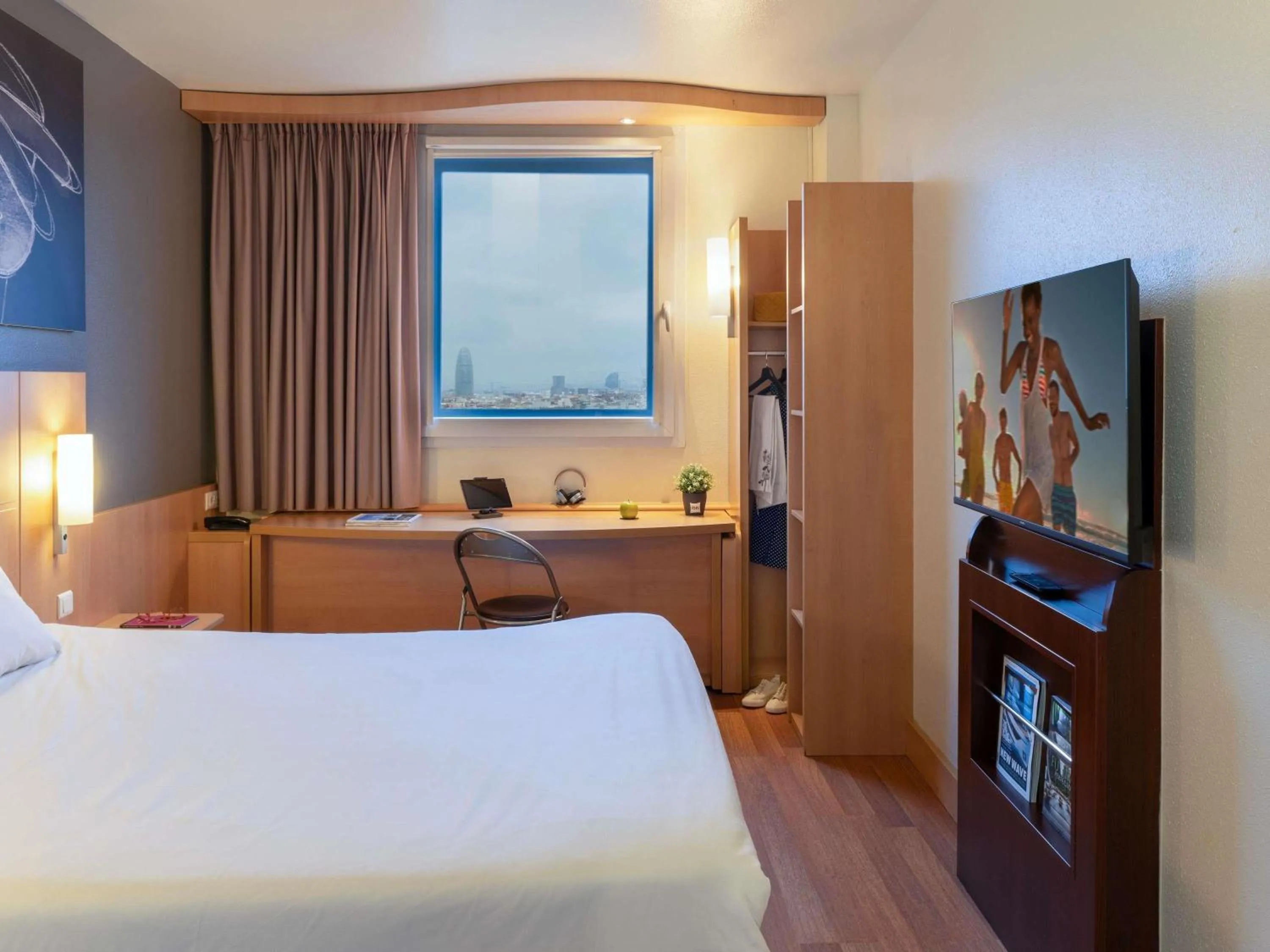 Bedroom, Bed in Ibis Barcelona Meridiana
