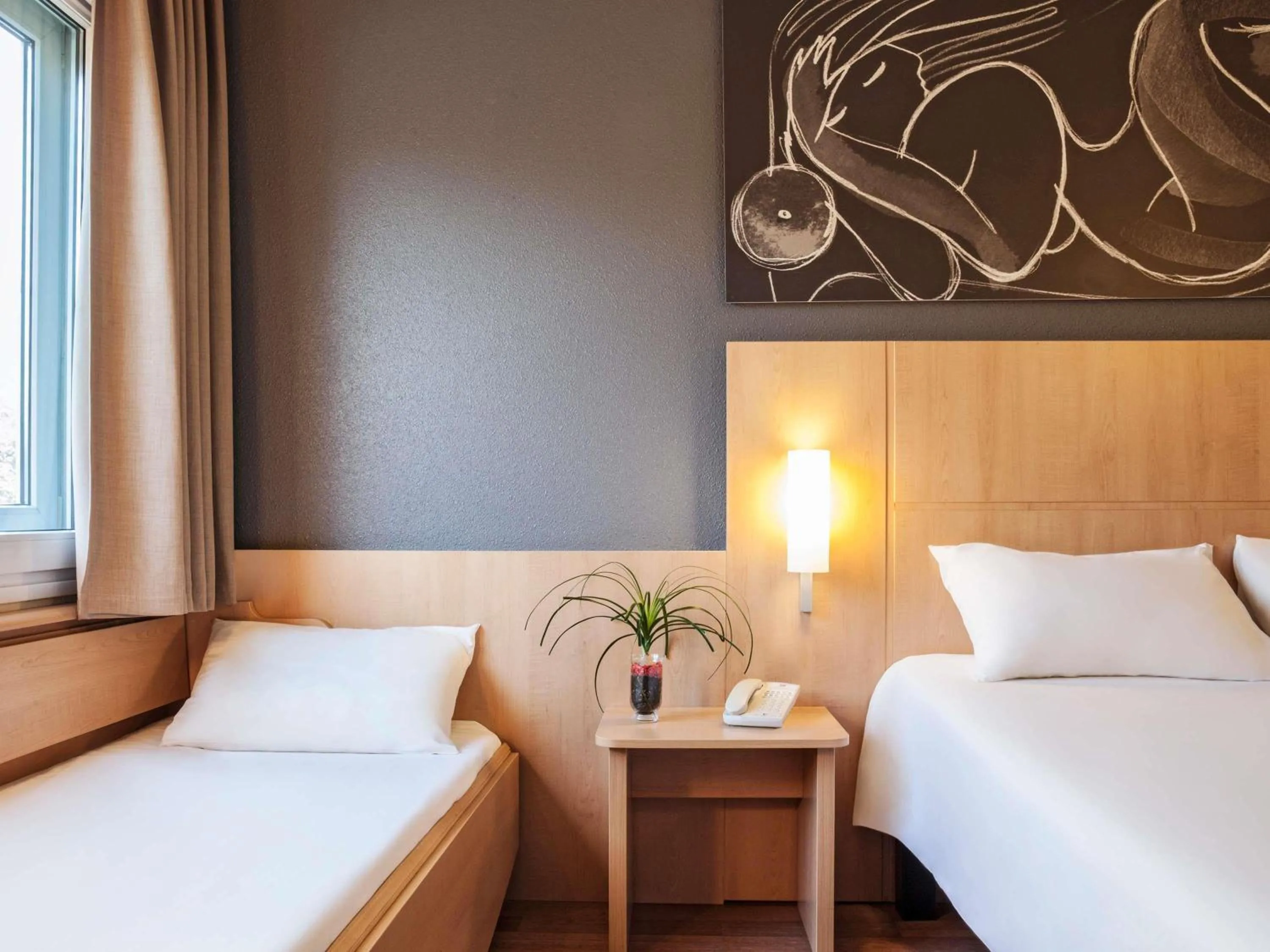 Bedroom, Bed in Ibis Barcelona Meridiana