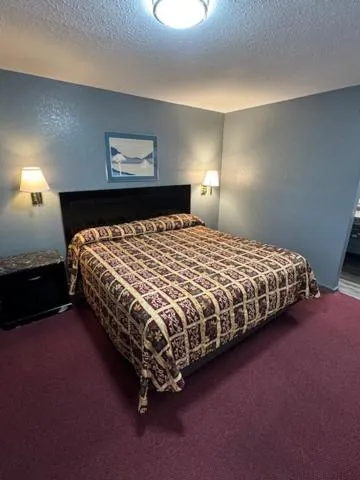 Bed in Pratt Budget Inn