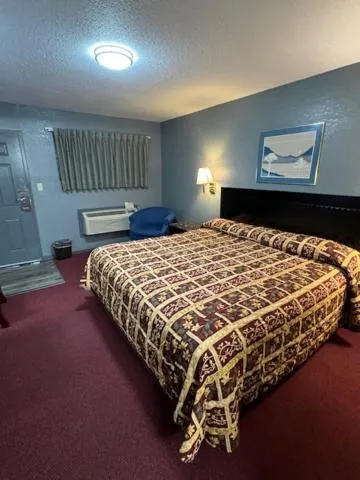 Bed in Pratt Budget Inn