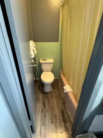 Toilet in Pratt Budget Inn