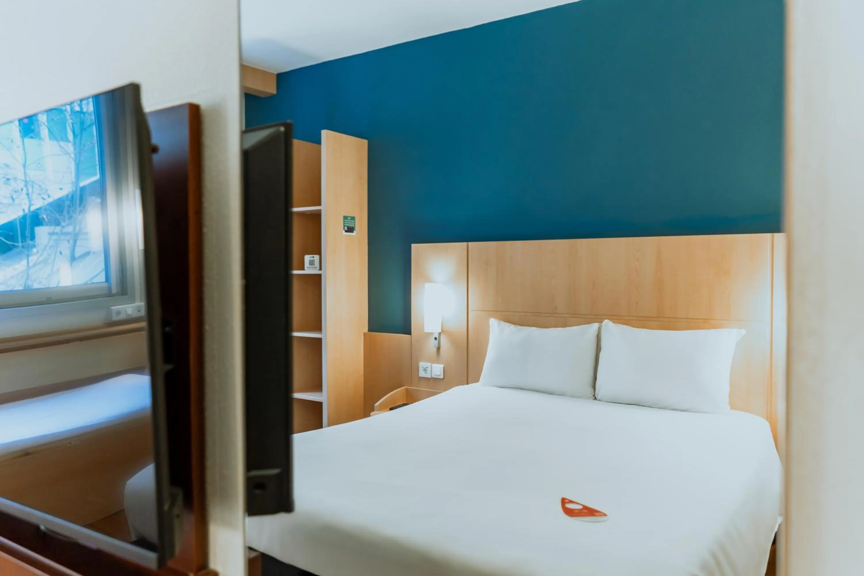 Photo of the whole room, Bed in Ibis Barcelona Plaza Glòries 22@