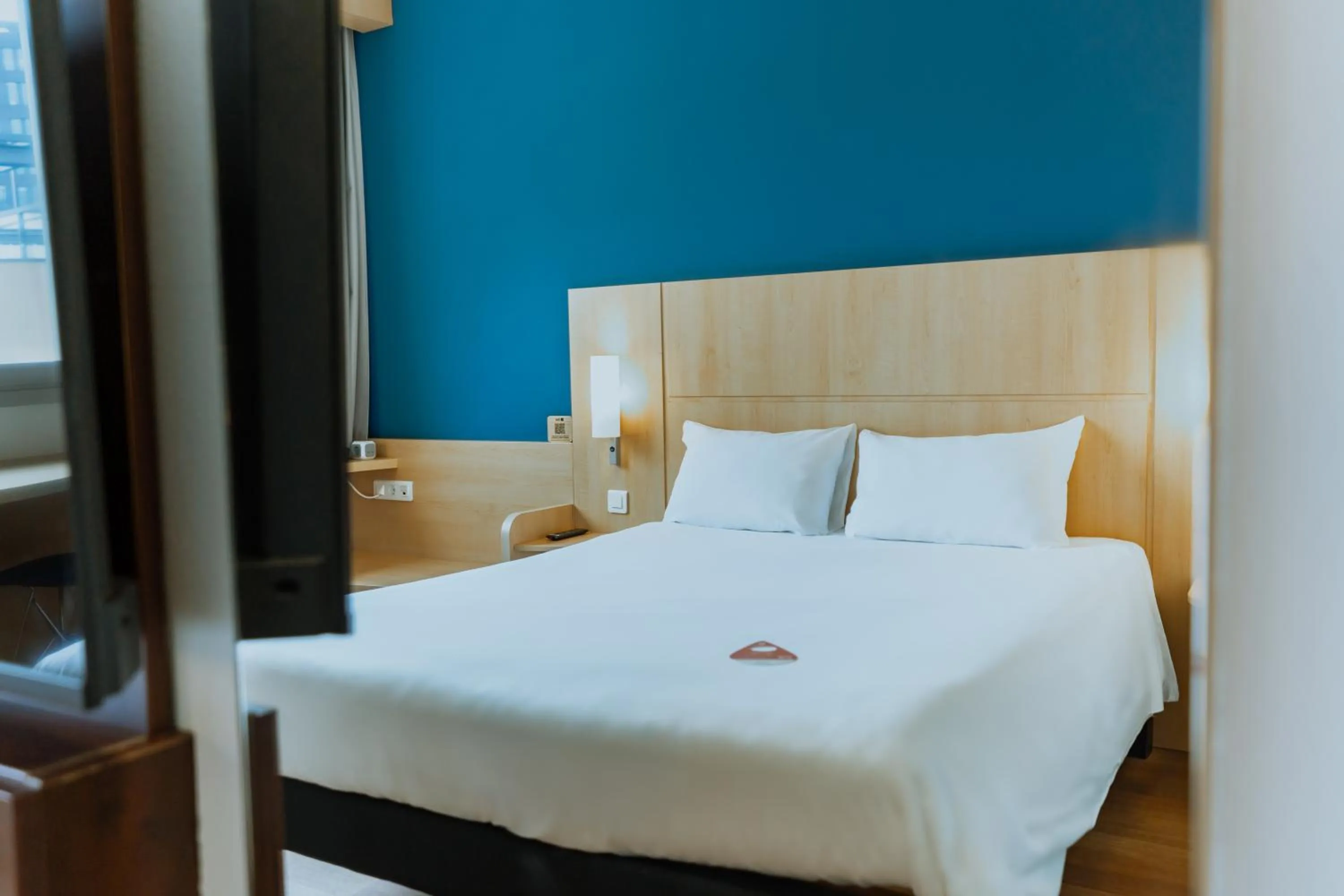 Photo of the whole room, Bed in Ibis Barcelona Plaza Glòries 22@