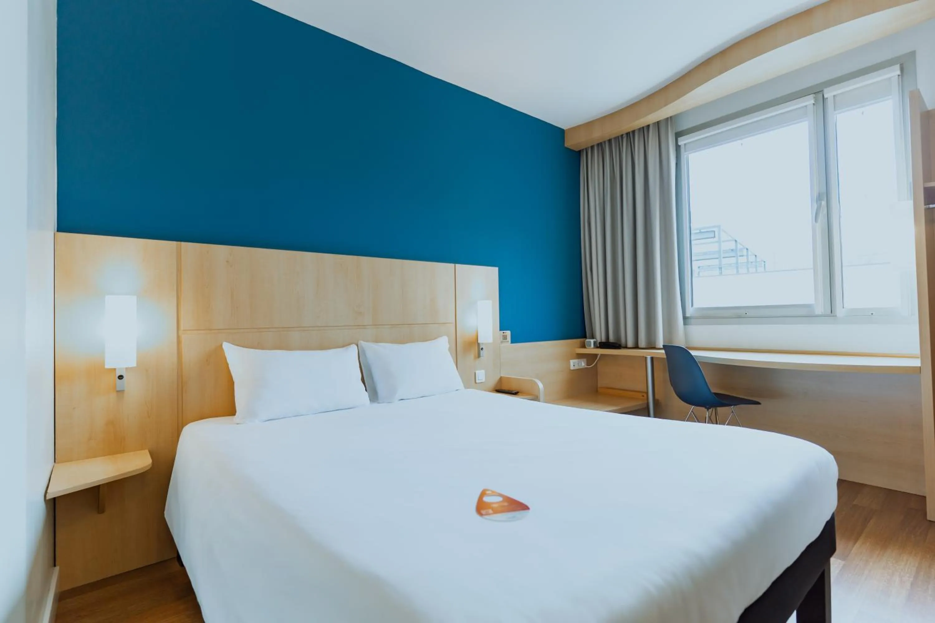 Photo of the whole room, Bed in Ibis Barcelona Plaza Glòries 22@