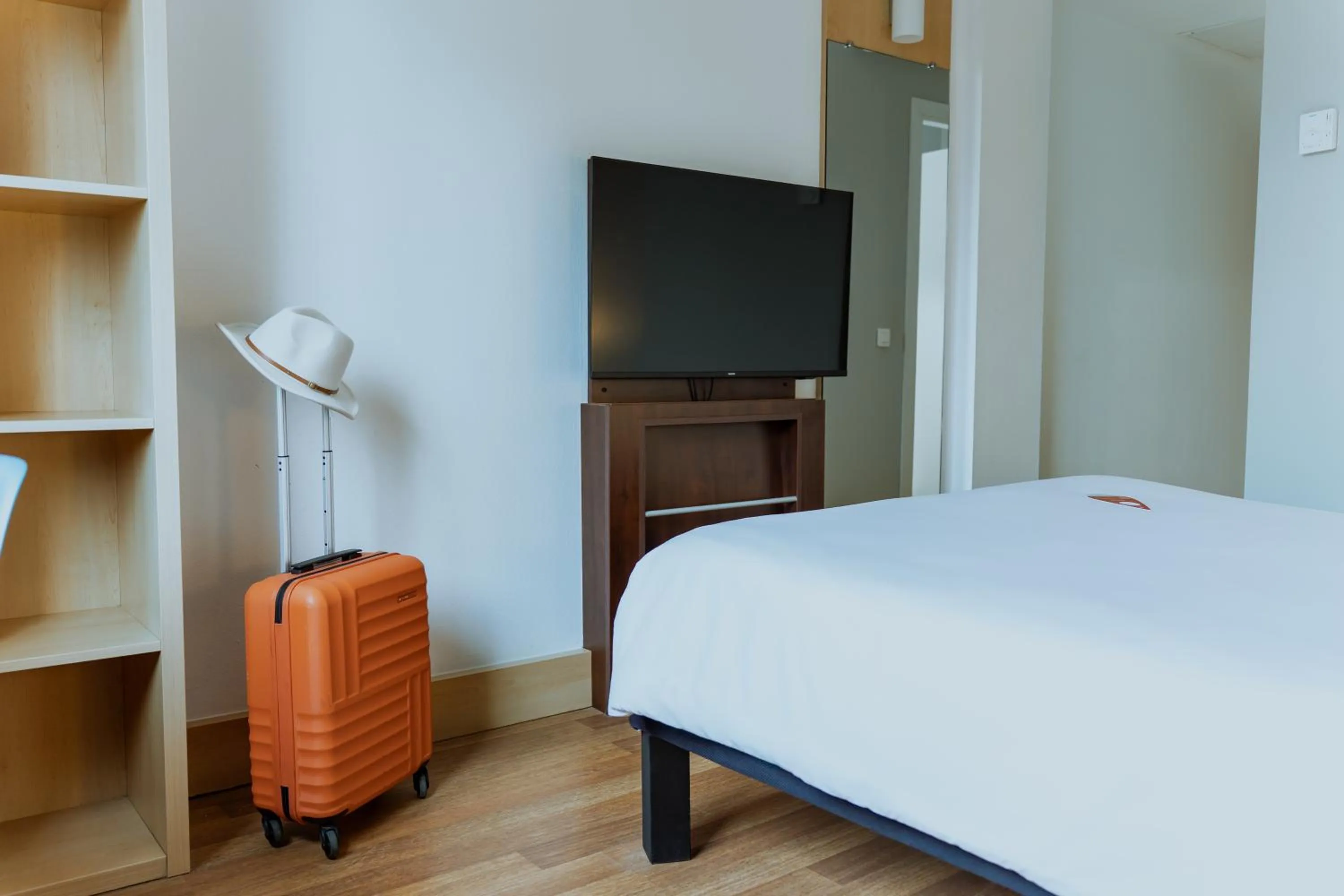 Photo of the whole room, Bed in Ibis Barcelona Plaza Glòries 22@