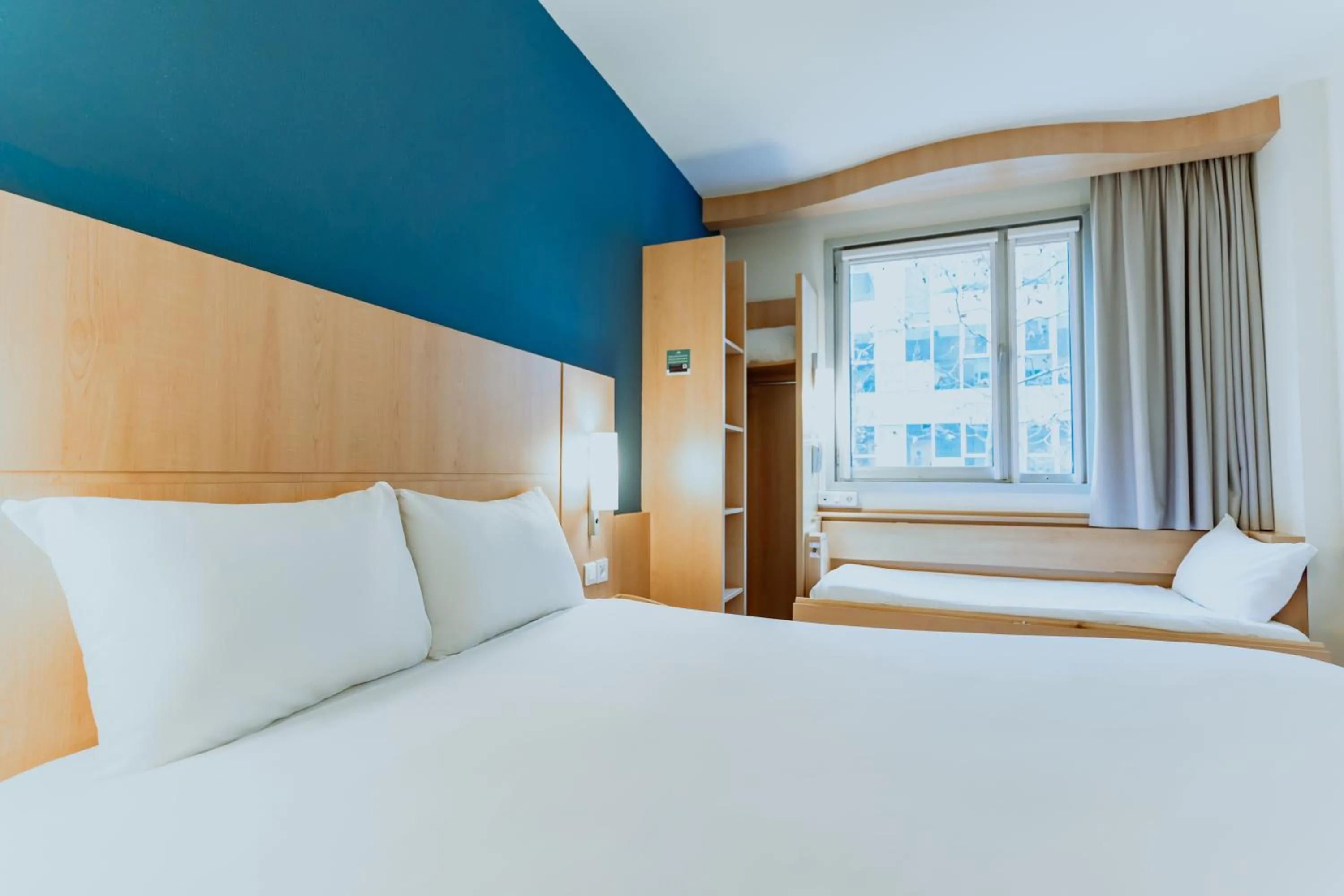 Photo of the whole room, Bed in Ibis Barcelona Plaza Glòries 22@