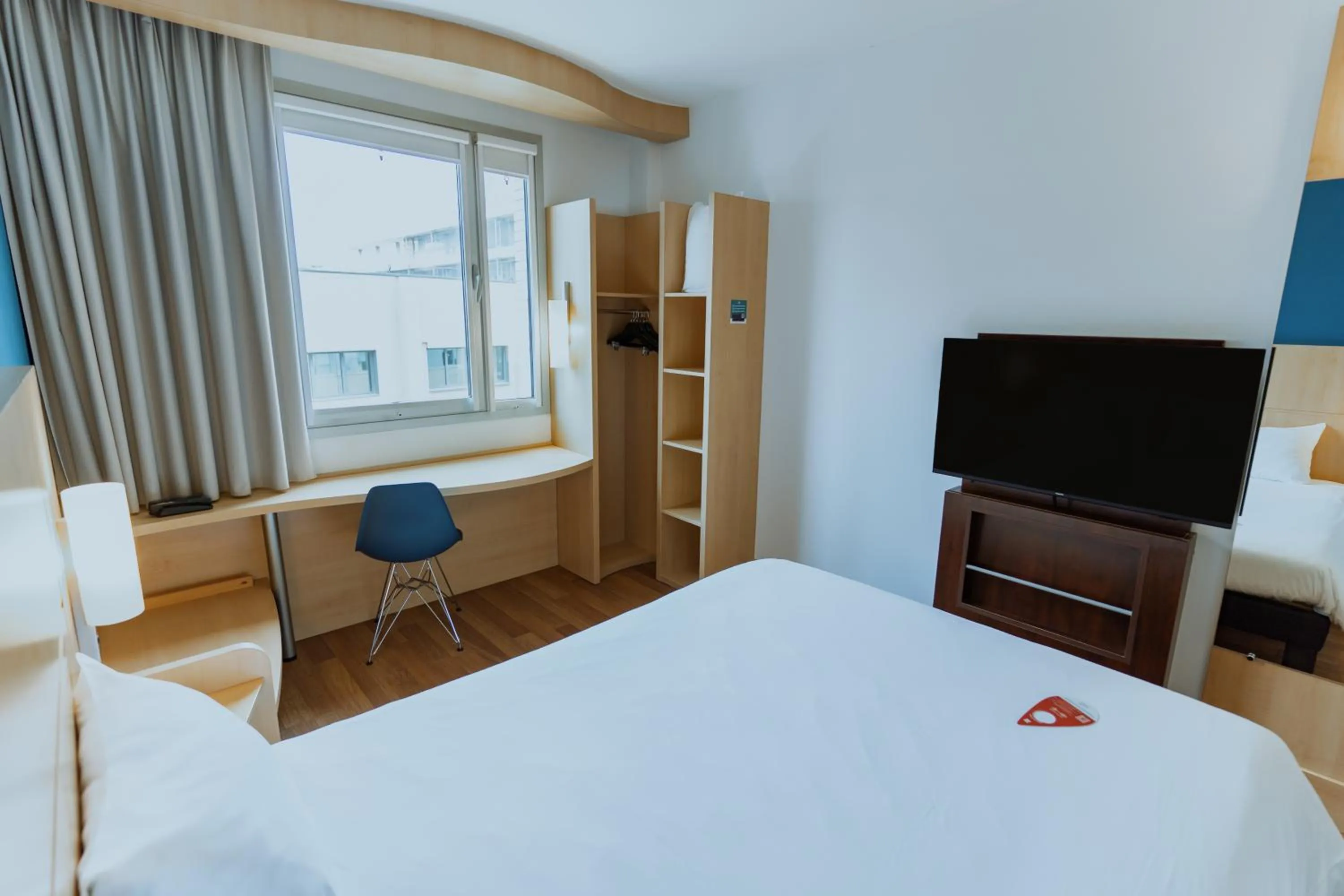 Photo of the whole room, Bed in Ibis Barcelona Plaza Glòries 22@