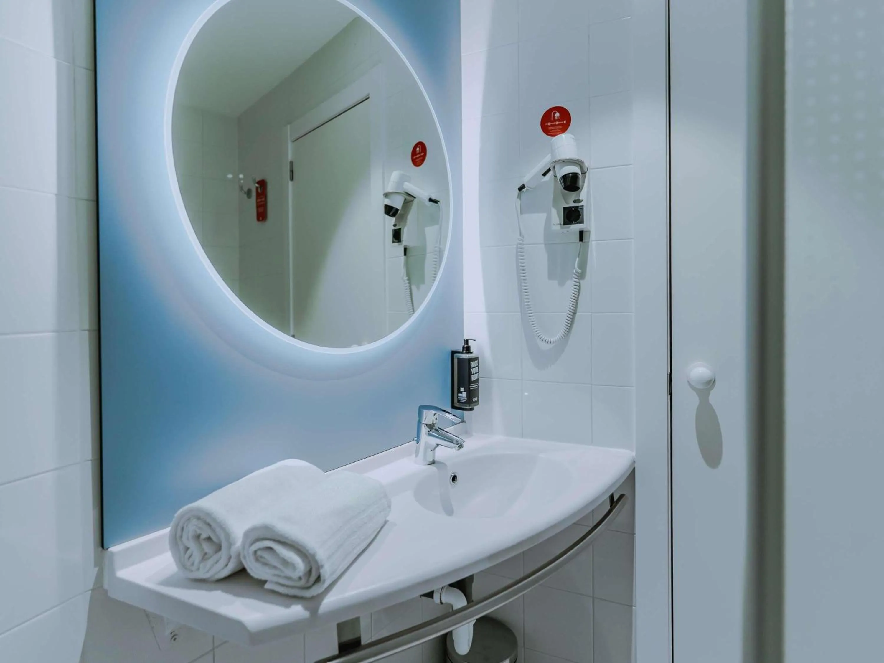 Bedroom in Ibis Barcelona Plaza Glòries 22@