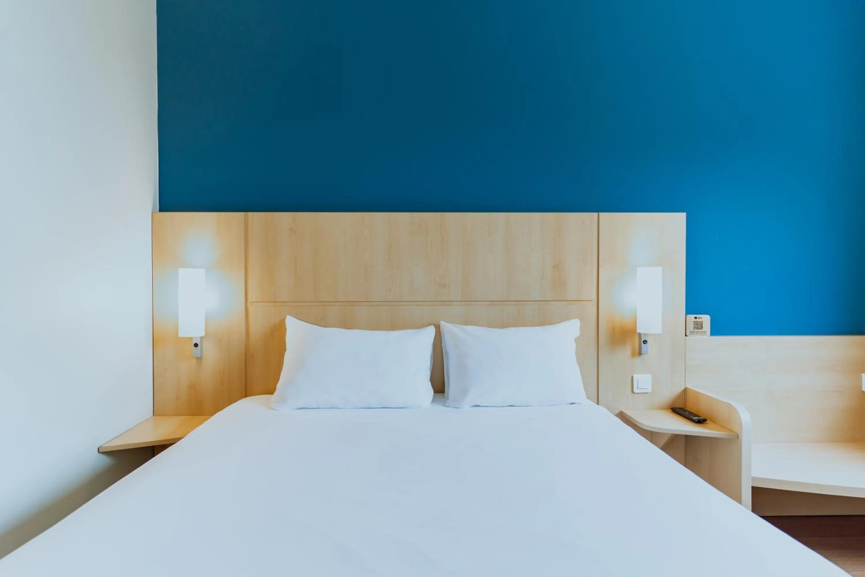 Photo of the whole room, Bed in Ibis Barcelona Plaza Glòries 22@