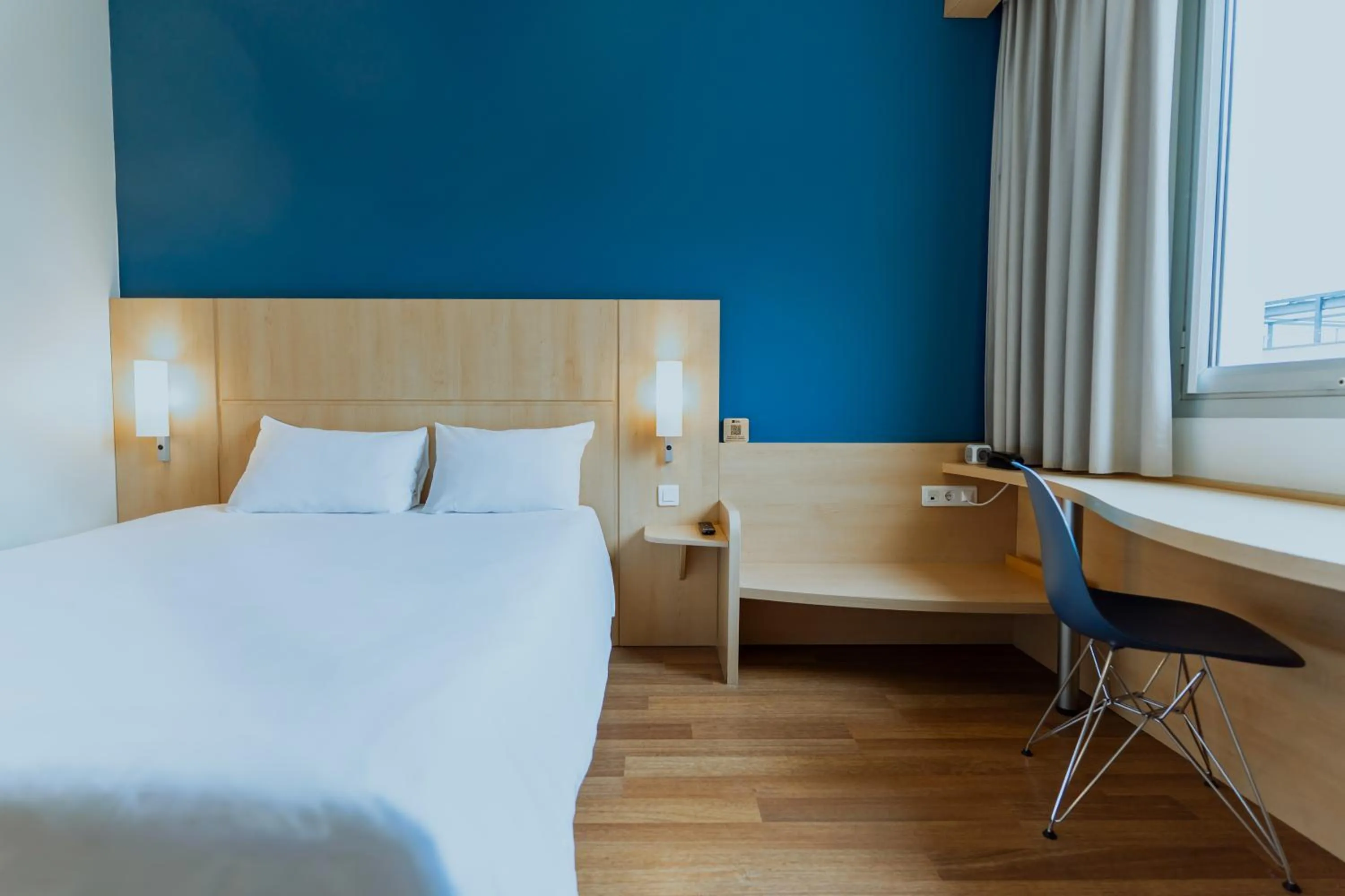 Photo of the whole room, Bed in Ibis Barcelona Plaza Glòries 22@