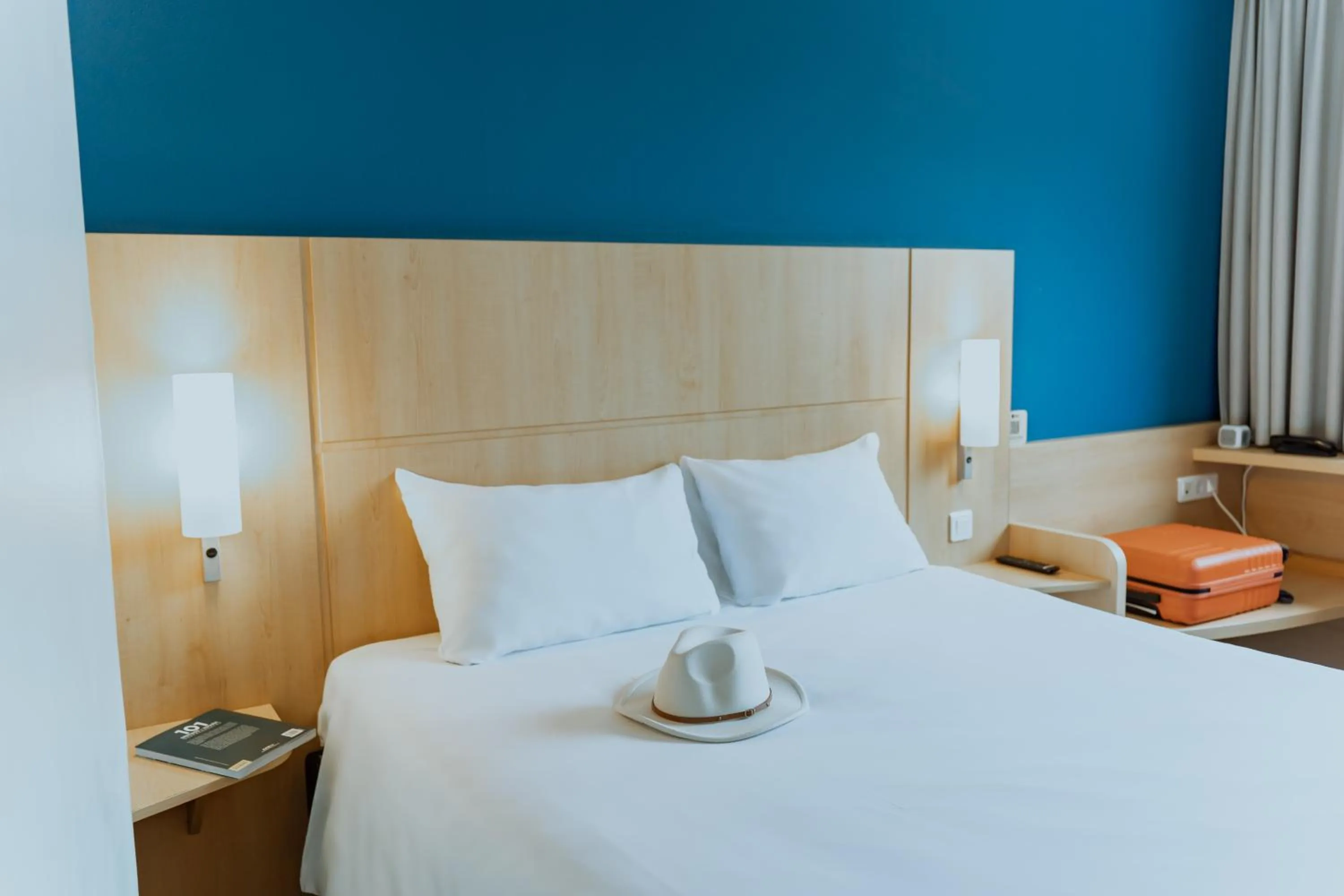 Photo of the whole room, Bed in Ibis Barcelona Plaza Glòries 22@