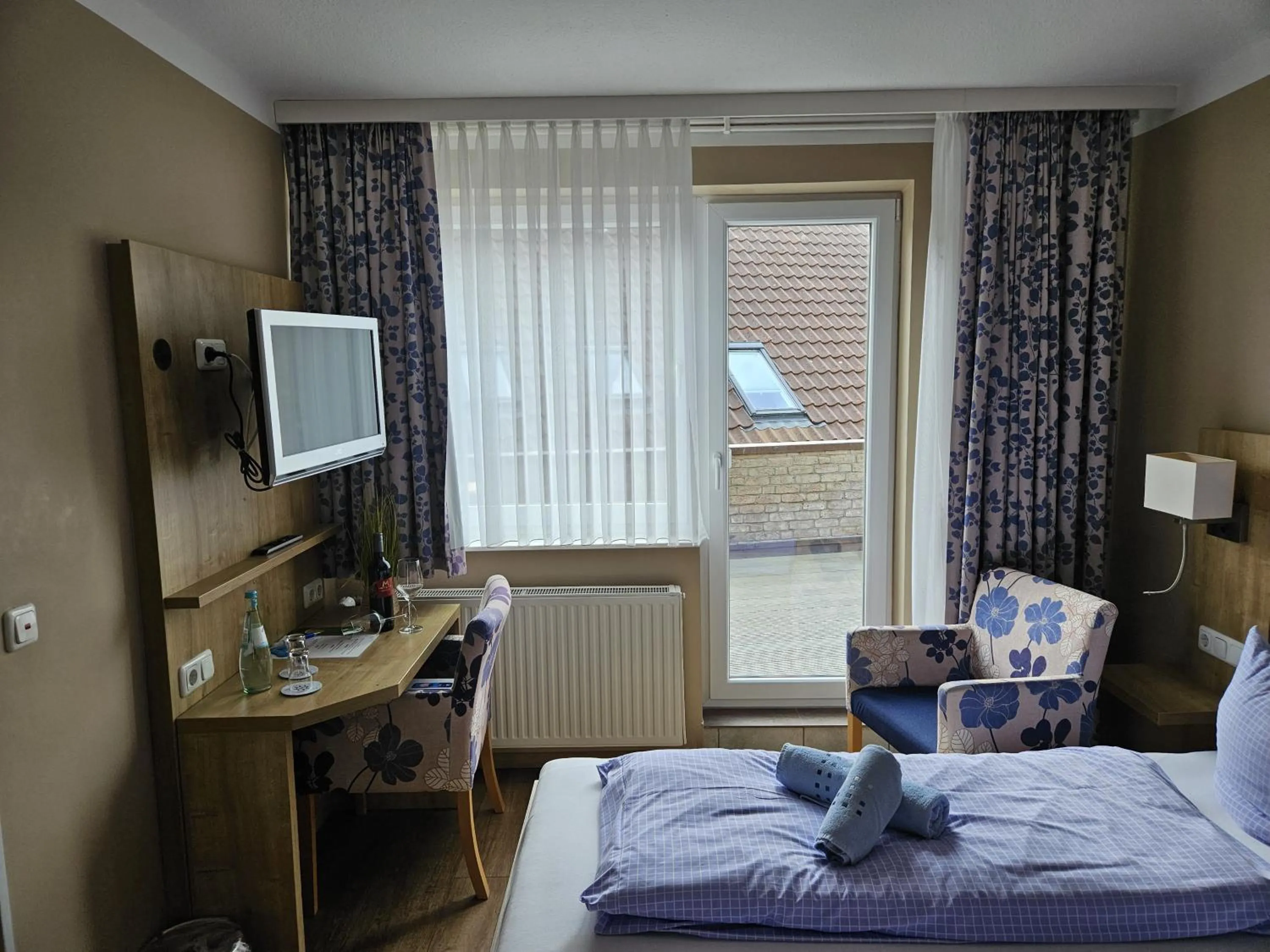 Balcony/Terrace, Bed in Hotel Pension Am Hafen