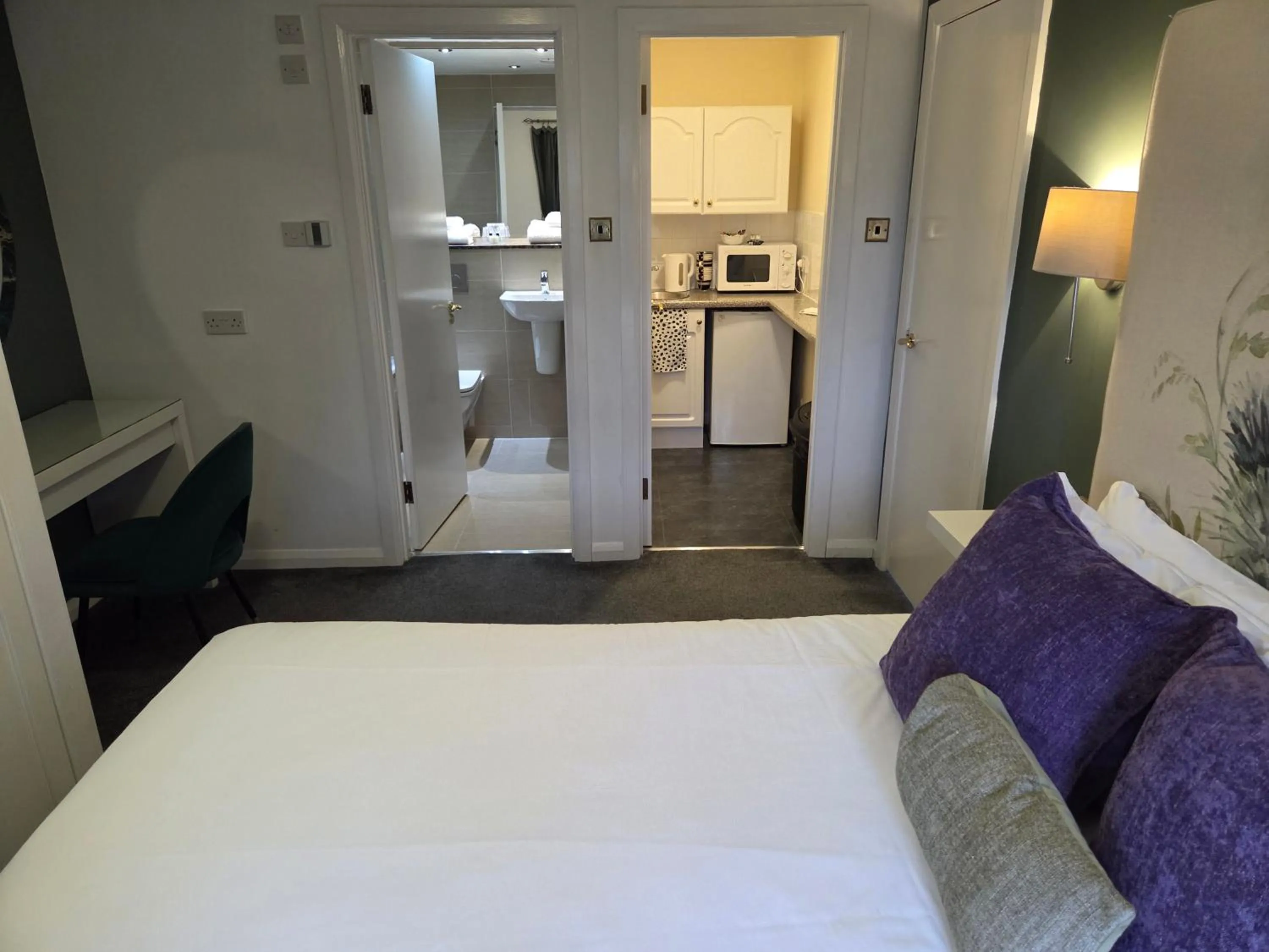 Bathroom, Bed in The Tontine Hotel