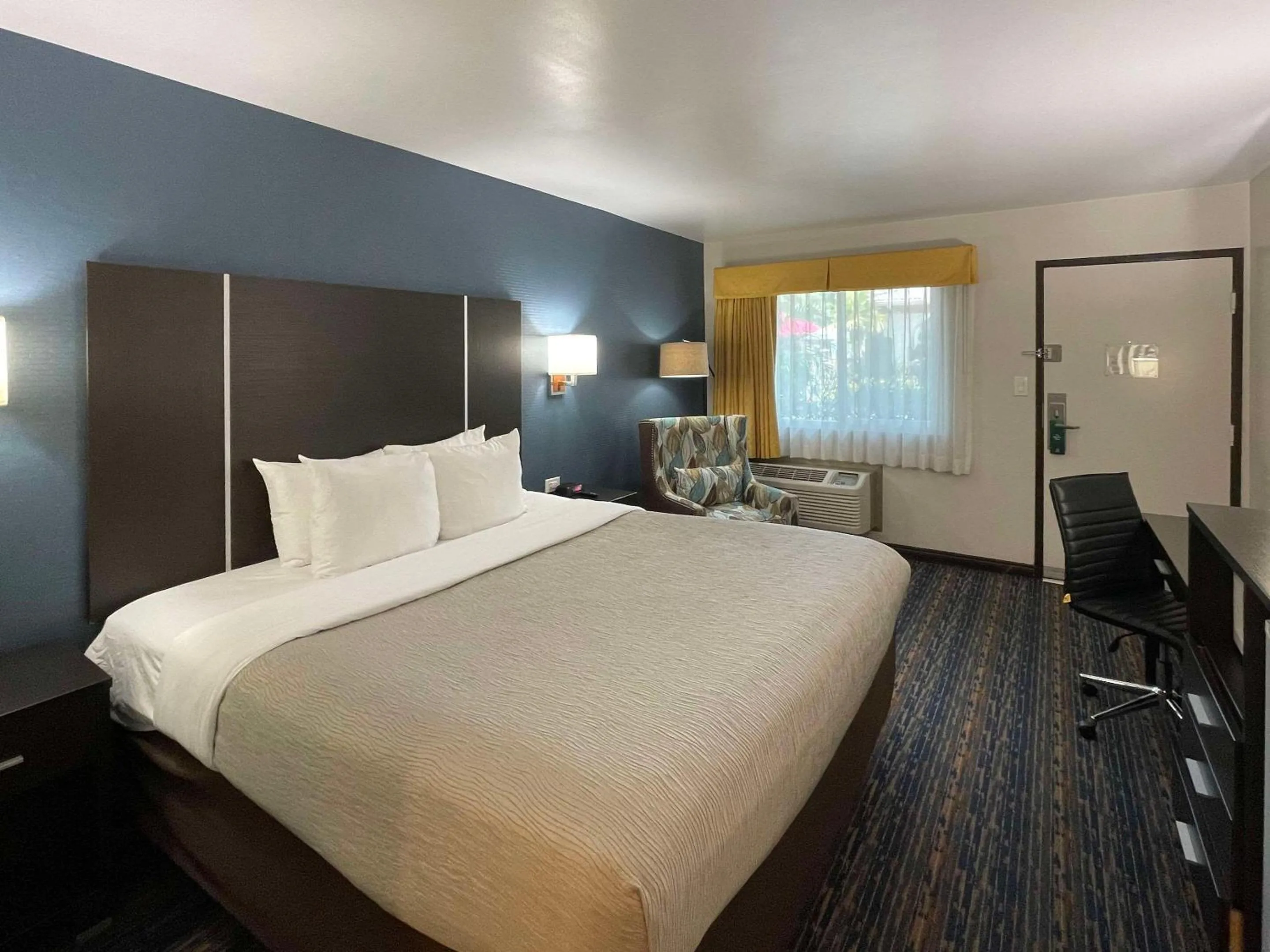 Bedroom, Bed in Quality Inn Ontario Airport Convention Center