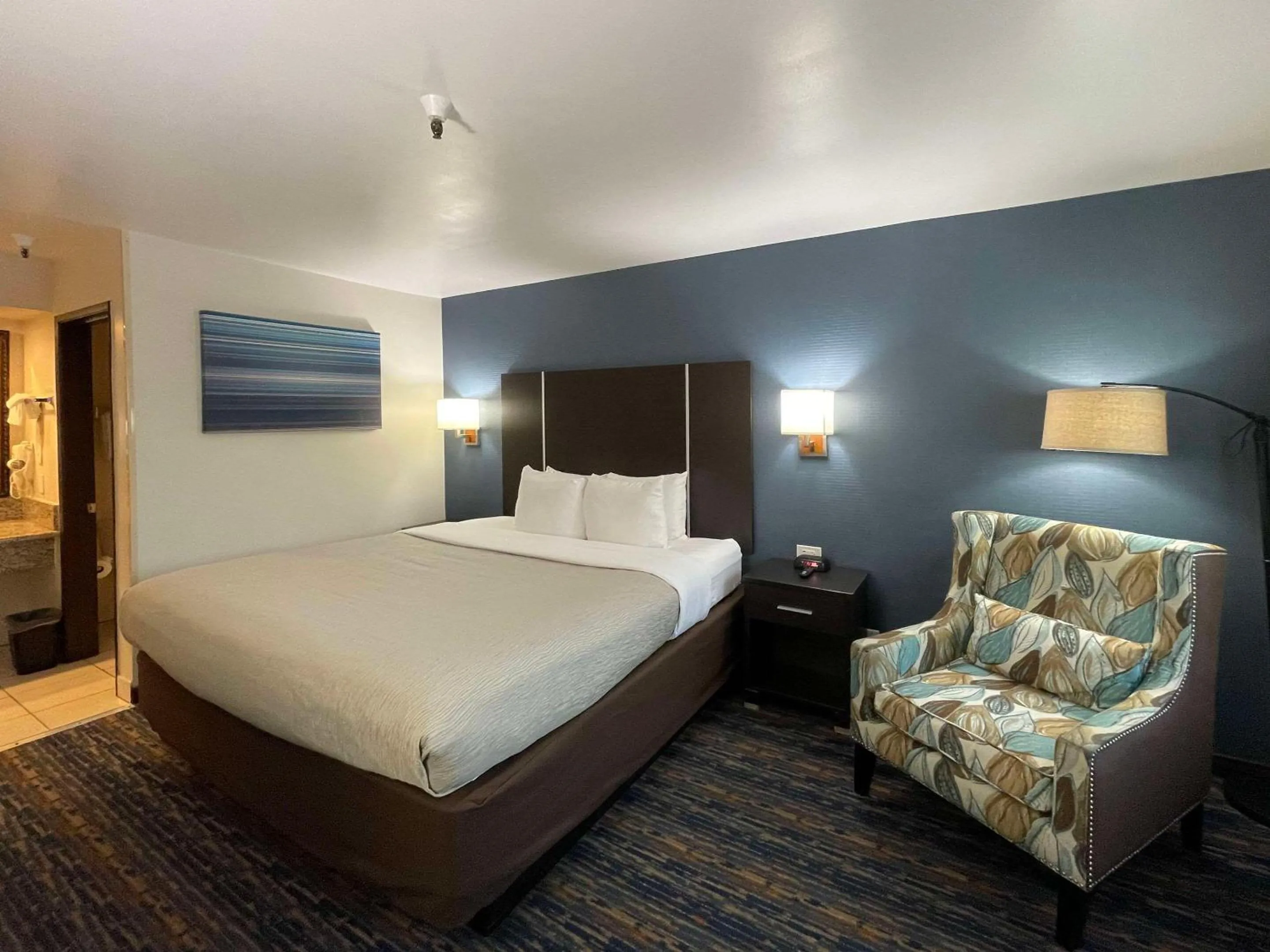 Bedroom, Bed in Quality Inn Ontario Airport Convention Center