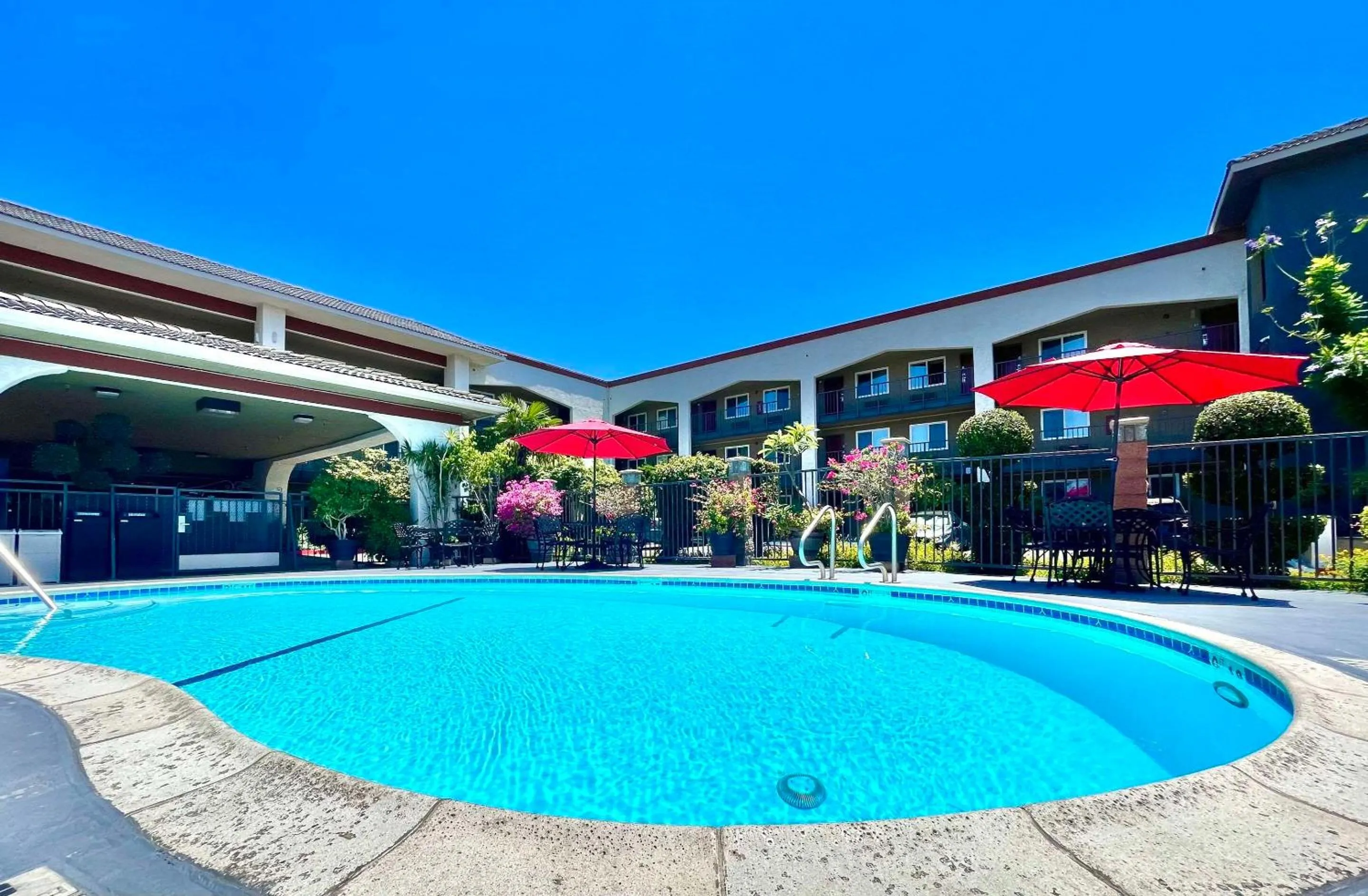 Swimming pool in Quality Inn Ontario Airport Convention Center