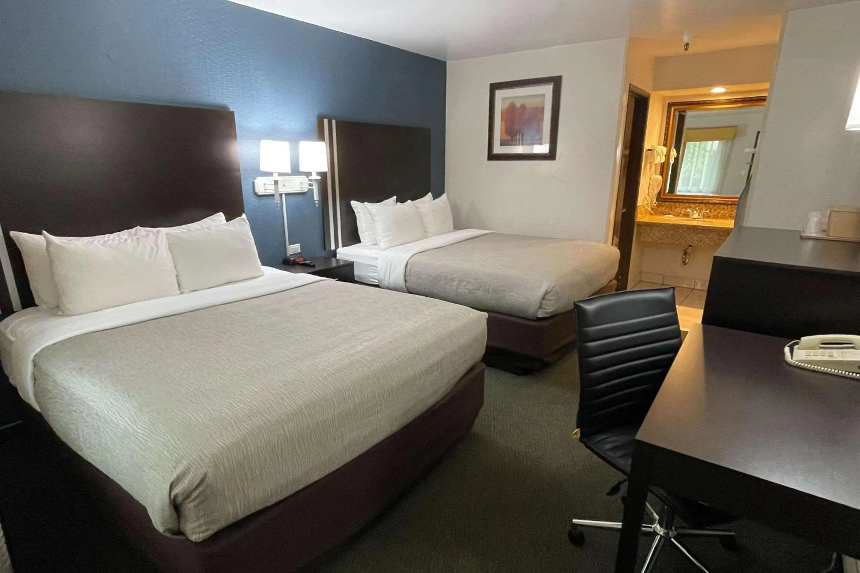 Bedroom, Bed in Quality Inn Ontario Airport Convention Center