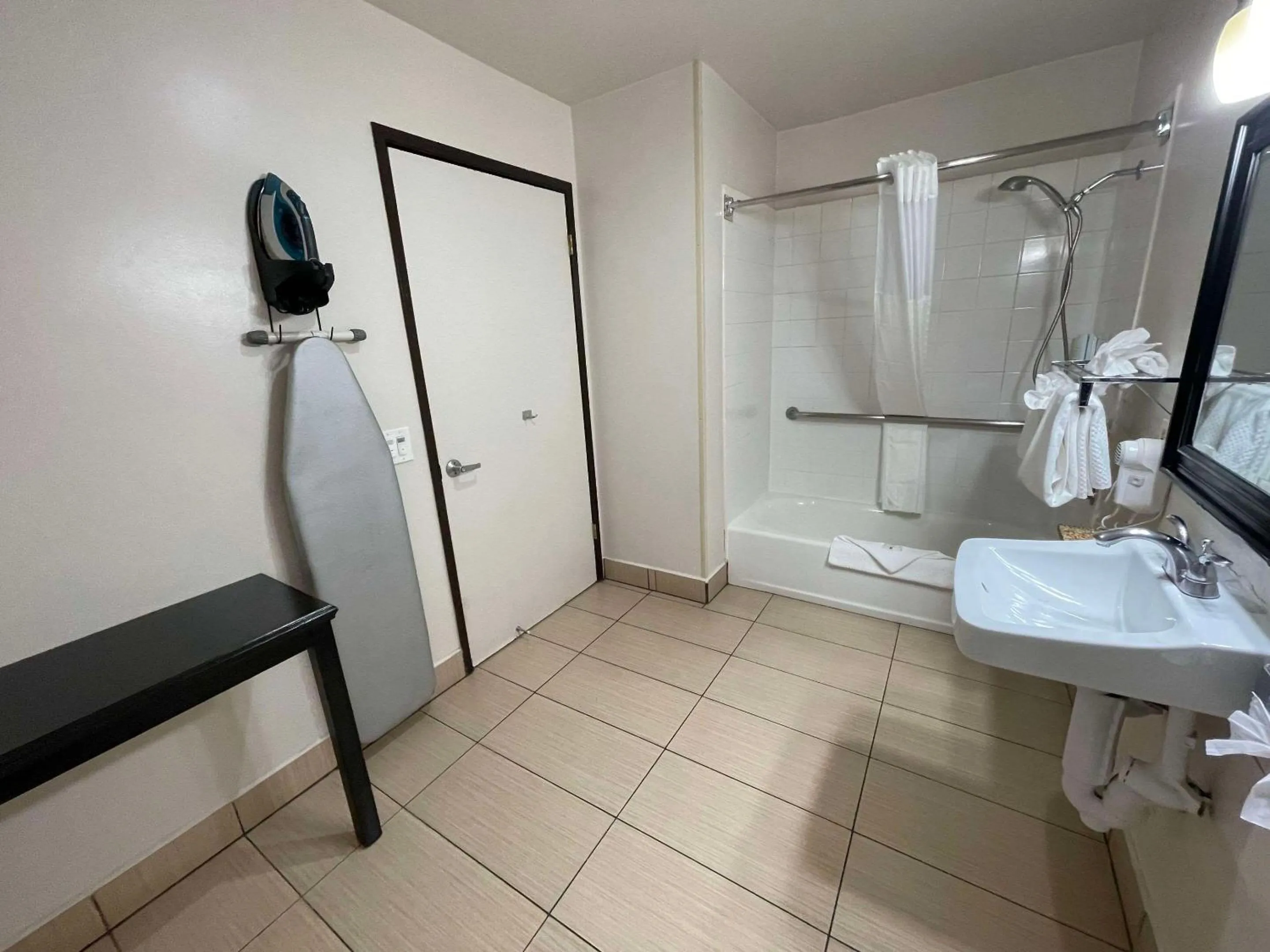 Bedroom in Quality Inn Ontario Airport Convention Center