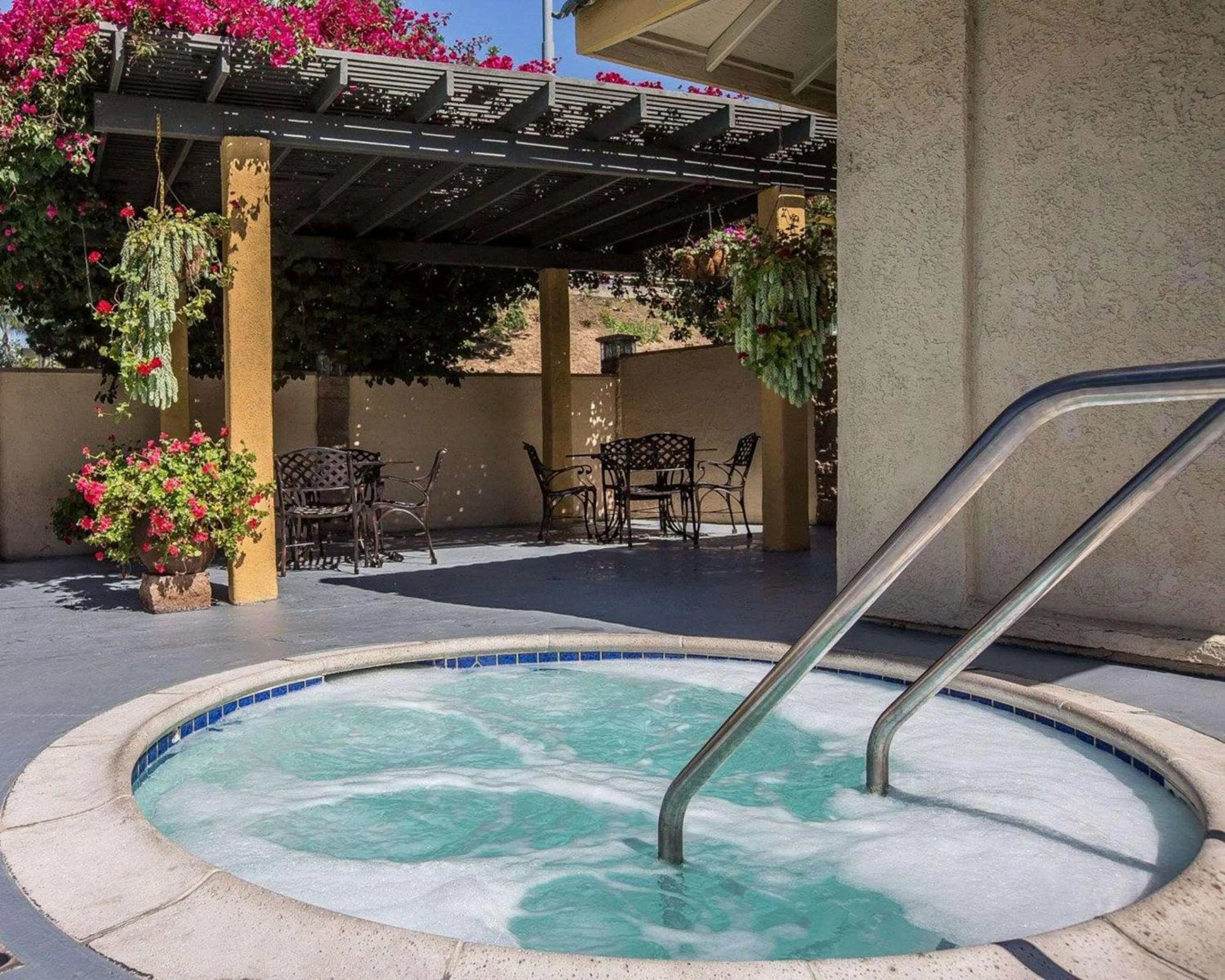 Swimming pool in Quality Inn Ontario Airport Convention Center