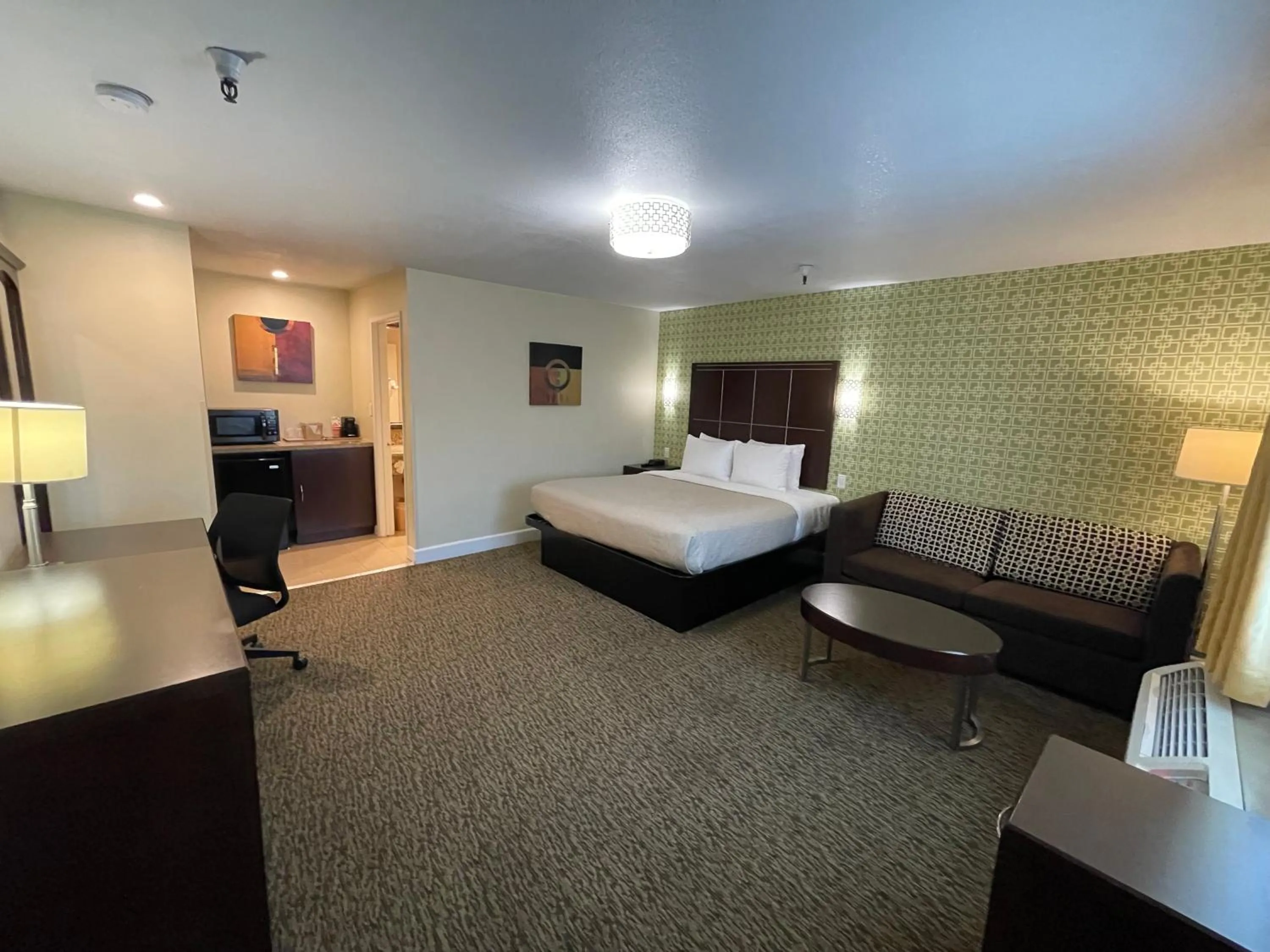 Photo of the whole room, Bed in Quality Inn Ontario Airport Convention Center