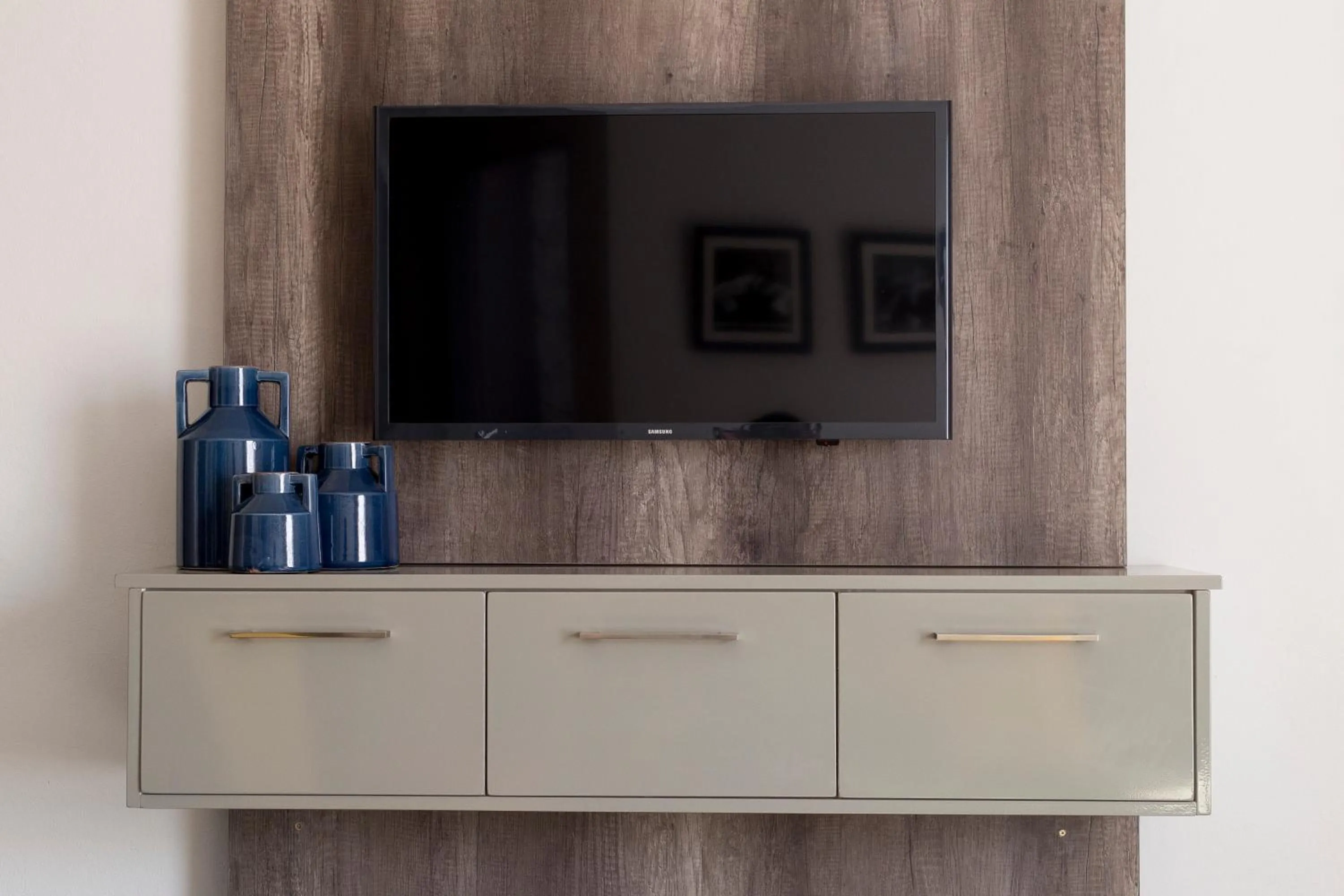 TV and multimedia in 3 Lux Suites