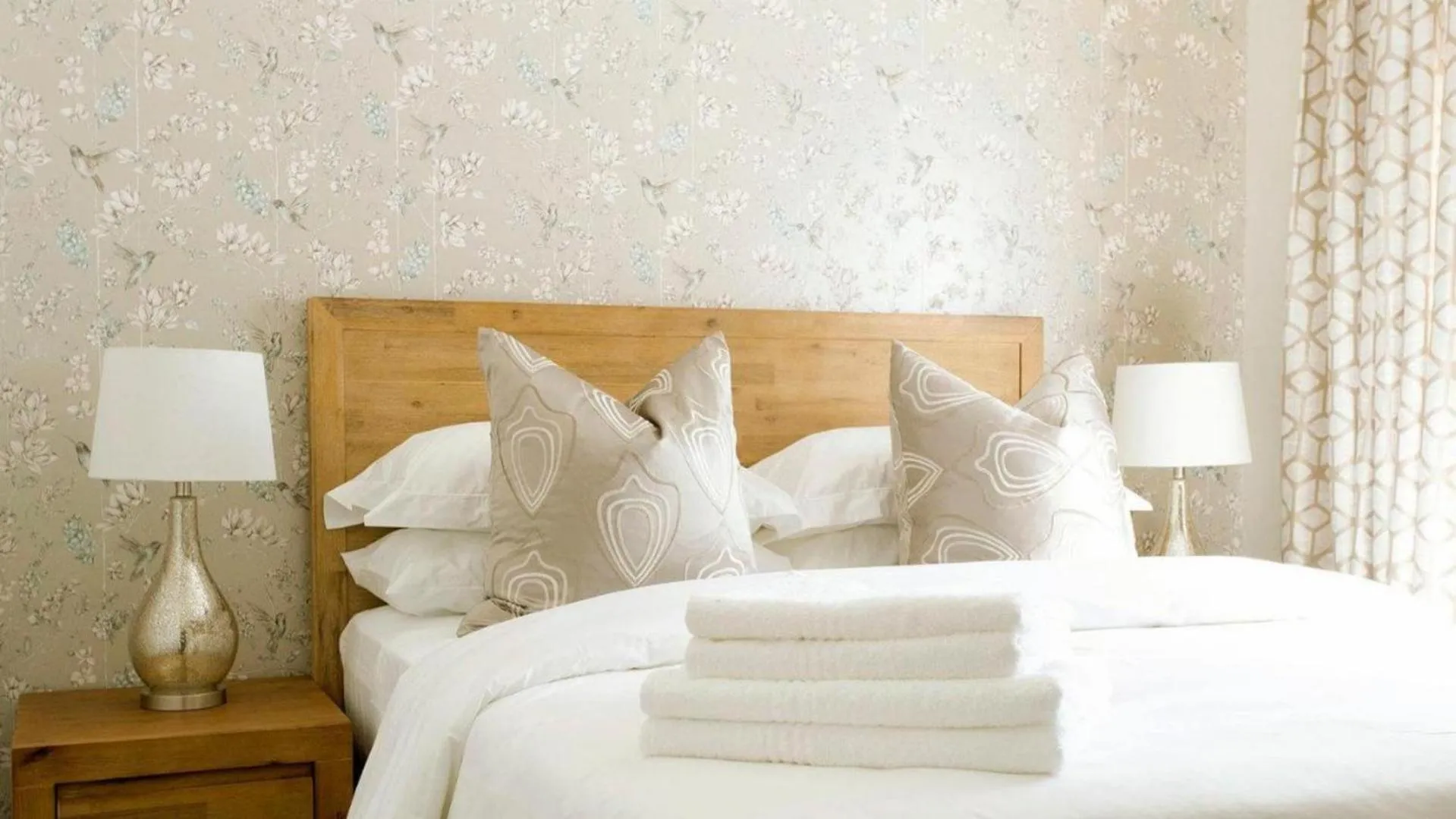 Photo of the whole room, Bed in 3 Lux Suites