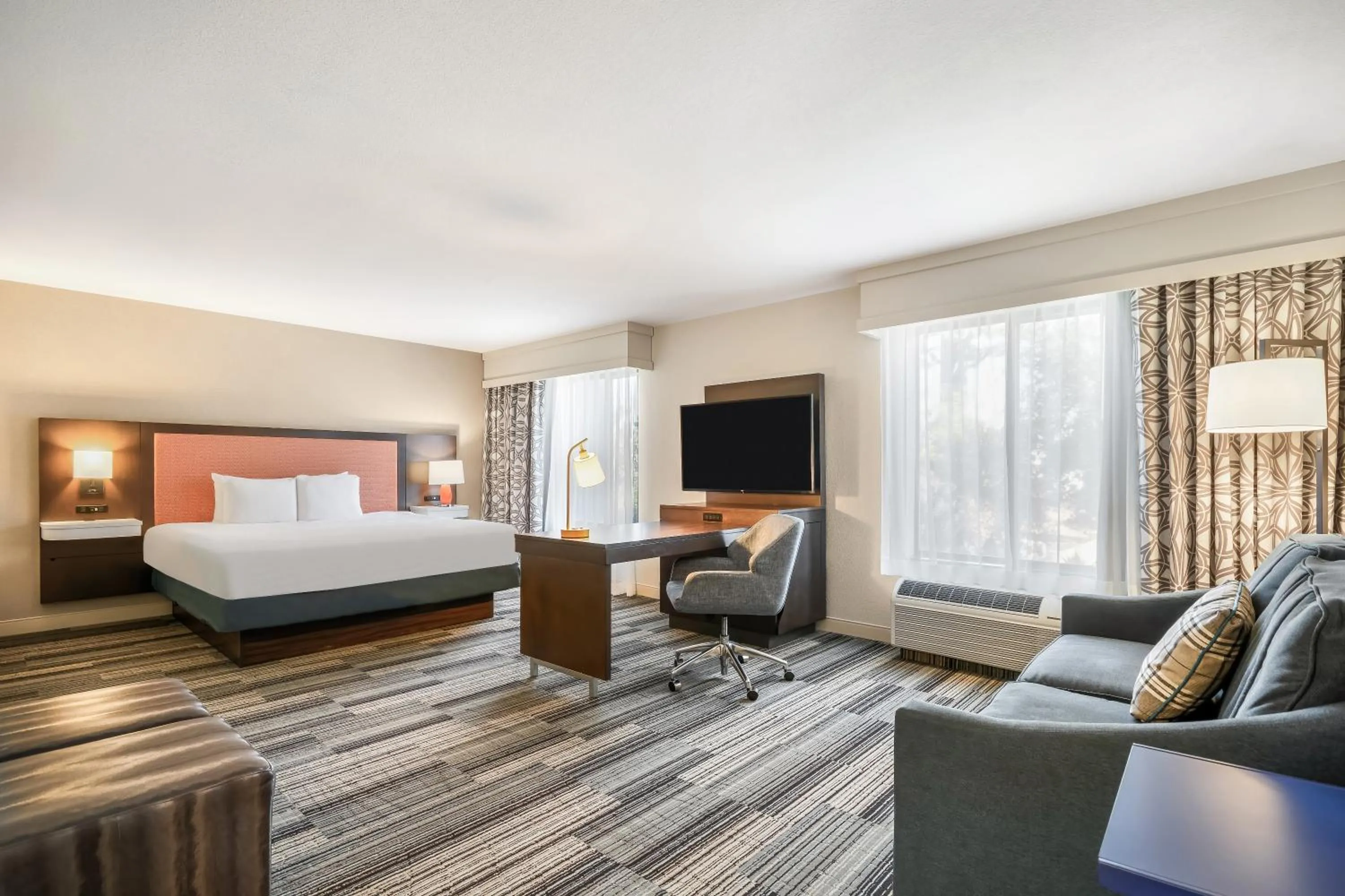 Bed in Hampton Inn & Suites Tulare