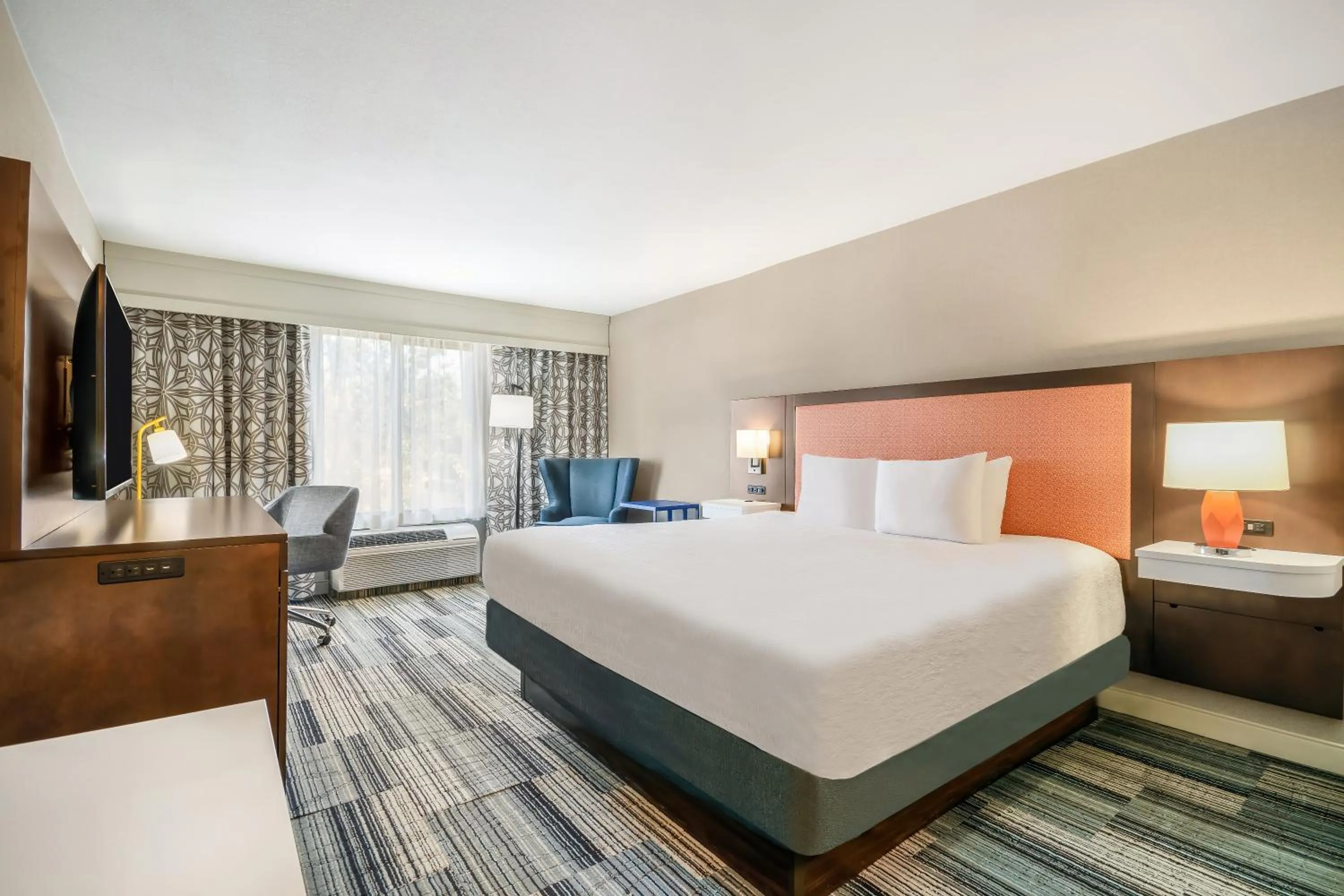 Bed in Hampton Inn & Suites Tulare