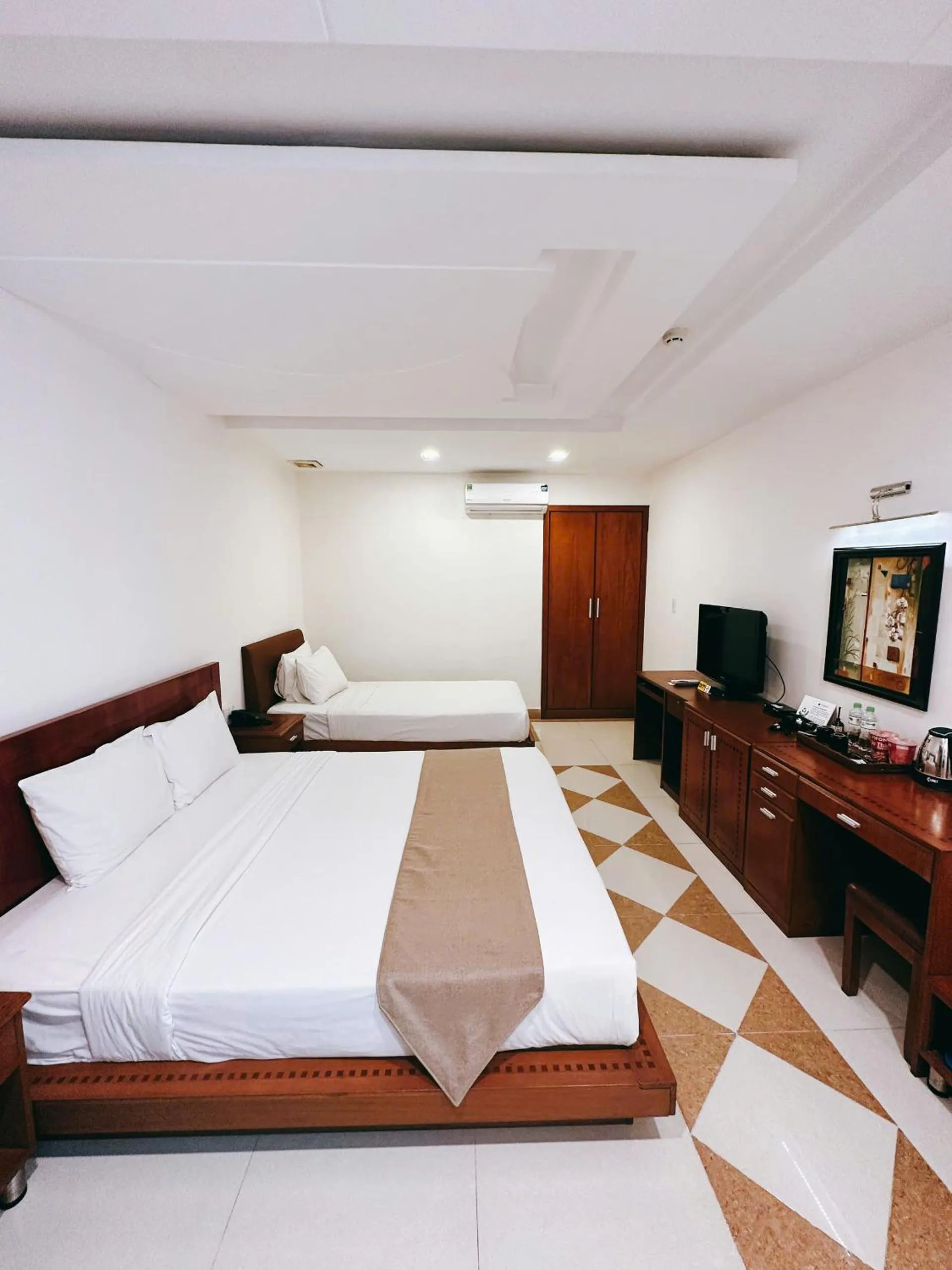 Tan Hoang Long Hotel